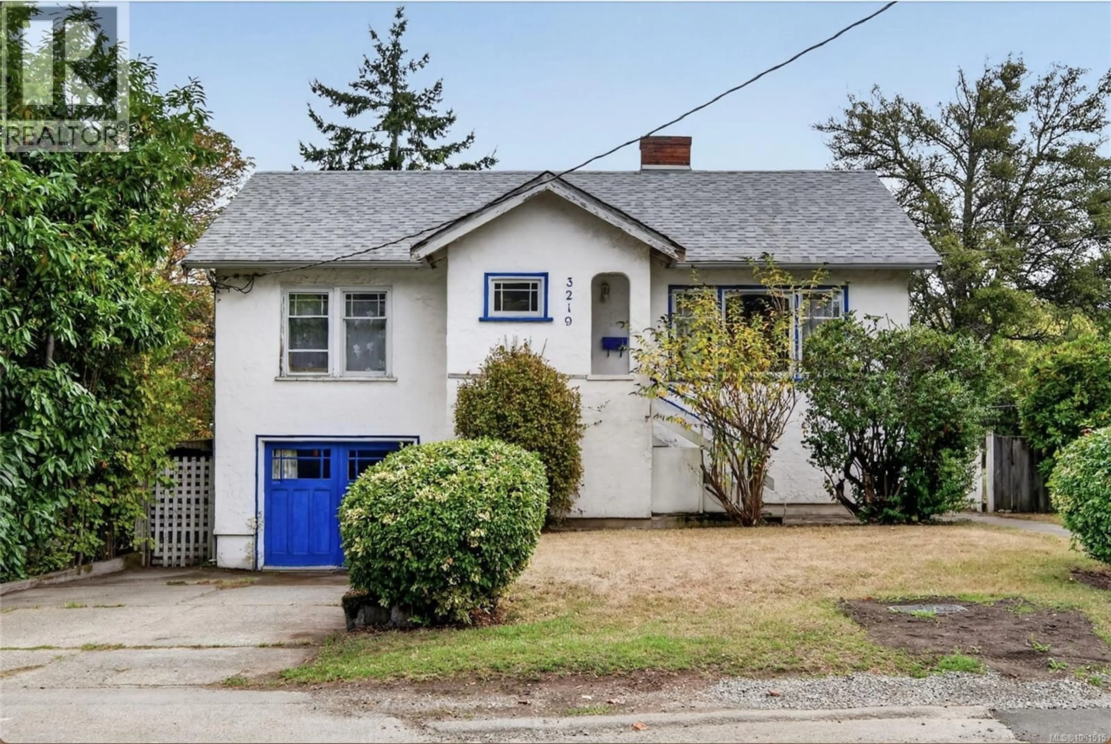 Home with vinyl exterior material, street for 3219 RUTLEDGE STREET, Saanich British Columbia V8X1N6