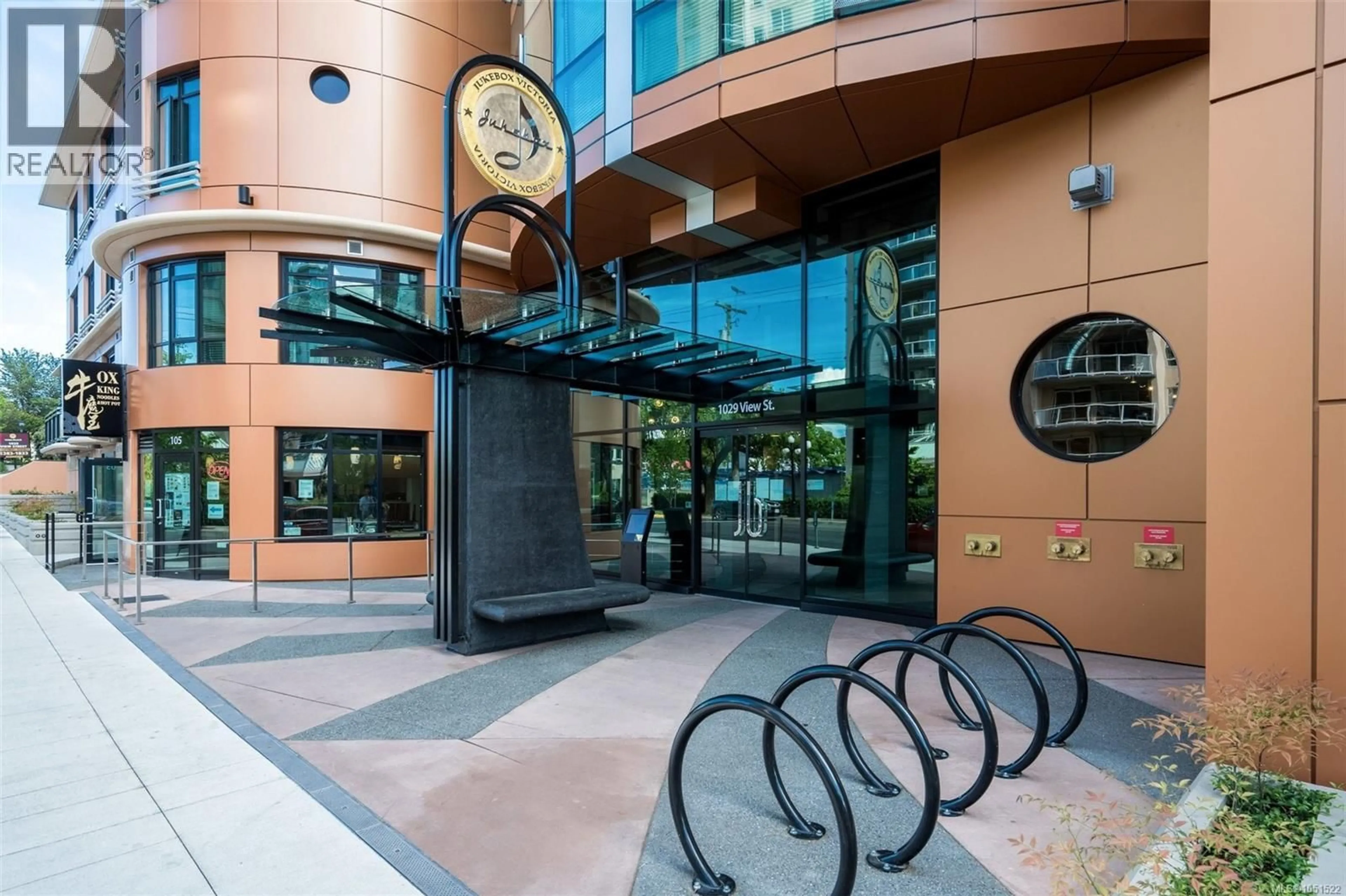 Indoor foyer for 322 - 1029 VIEW STREET, Victoria British Columbia V8V0C9