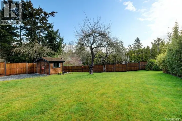 3919 QUADRA STREET, Saanich 3