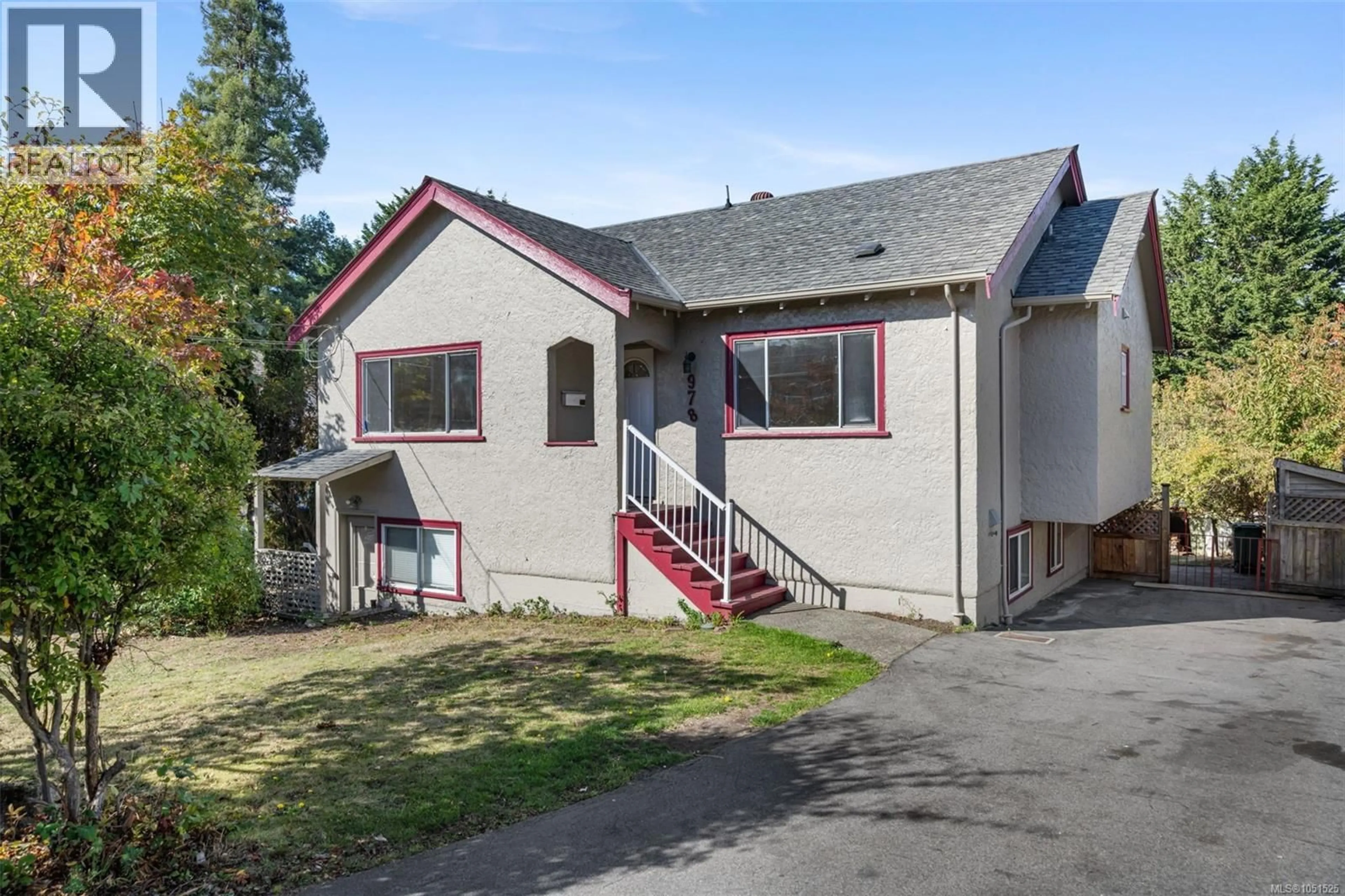 Home with vinyl exterior material, street for 978 LOVAT AVENUE, Saanich British Columbia V8X1V3