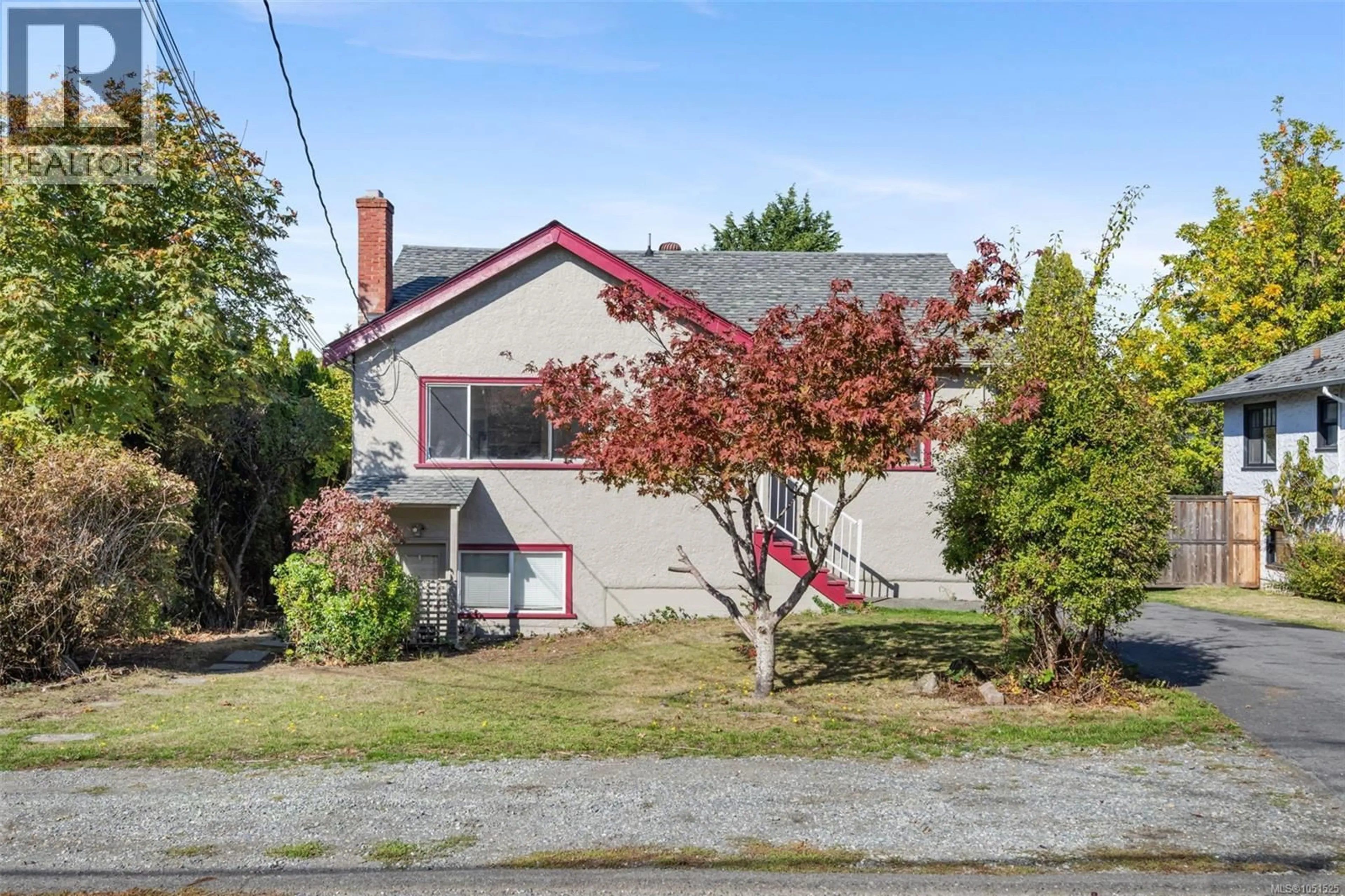 A pic from outside/outdoor area/front of a property/back of a property/a pic from drone, street for 978 LOVAT AVENUE, Saanich British Columbia V8X1V3