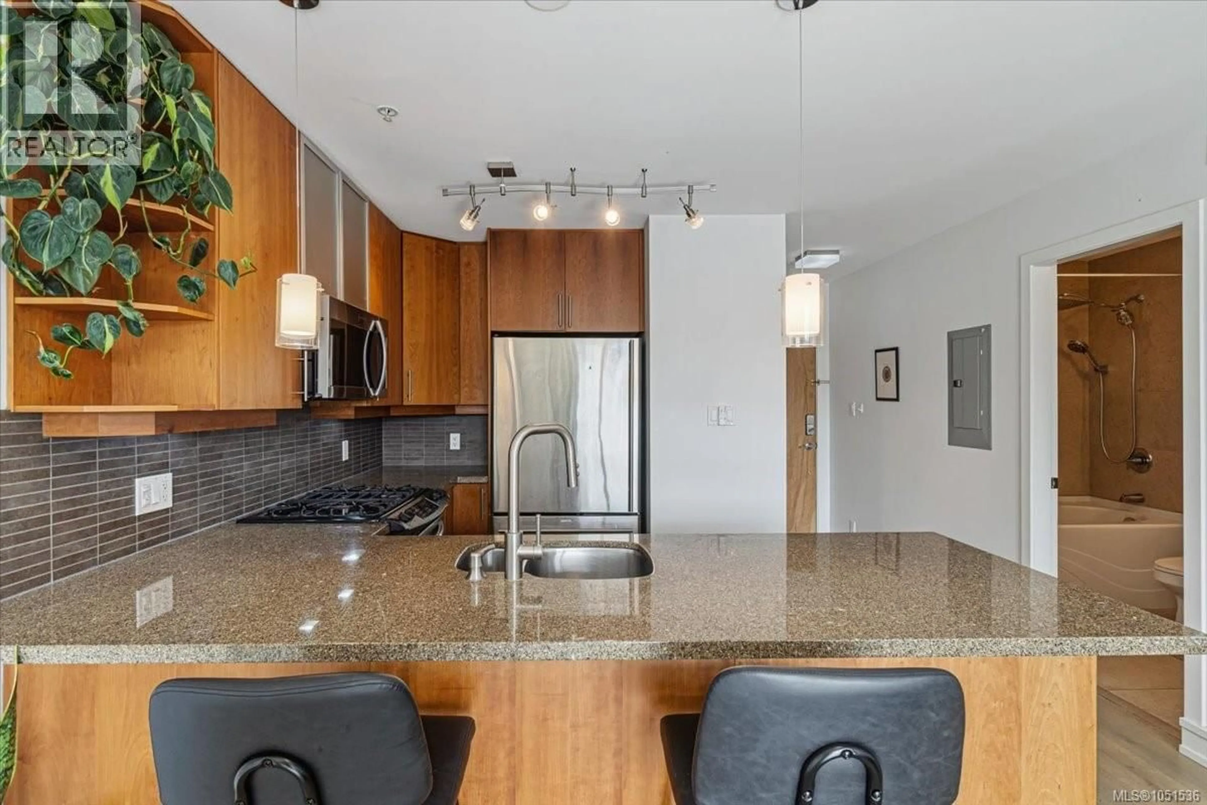 Open concept kitchen, ceramic/tile floor for 606 - 194 BEACHSIDE DRIVE, Parksville British Columbia V9P0B1