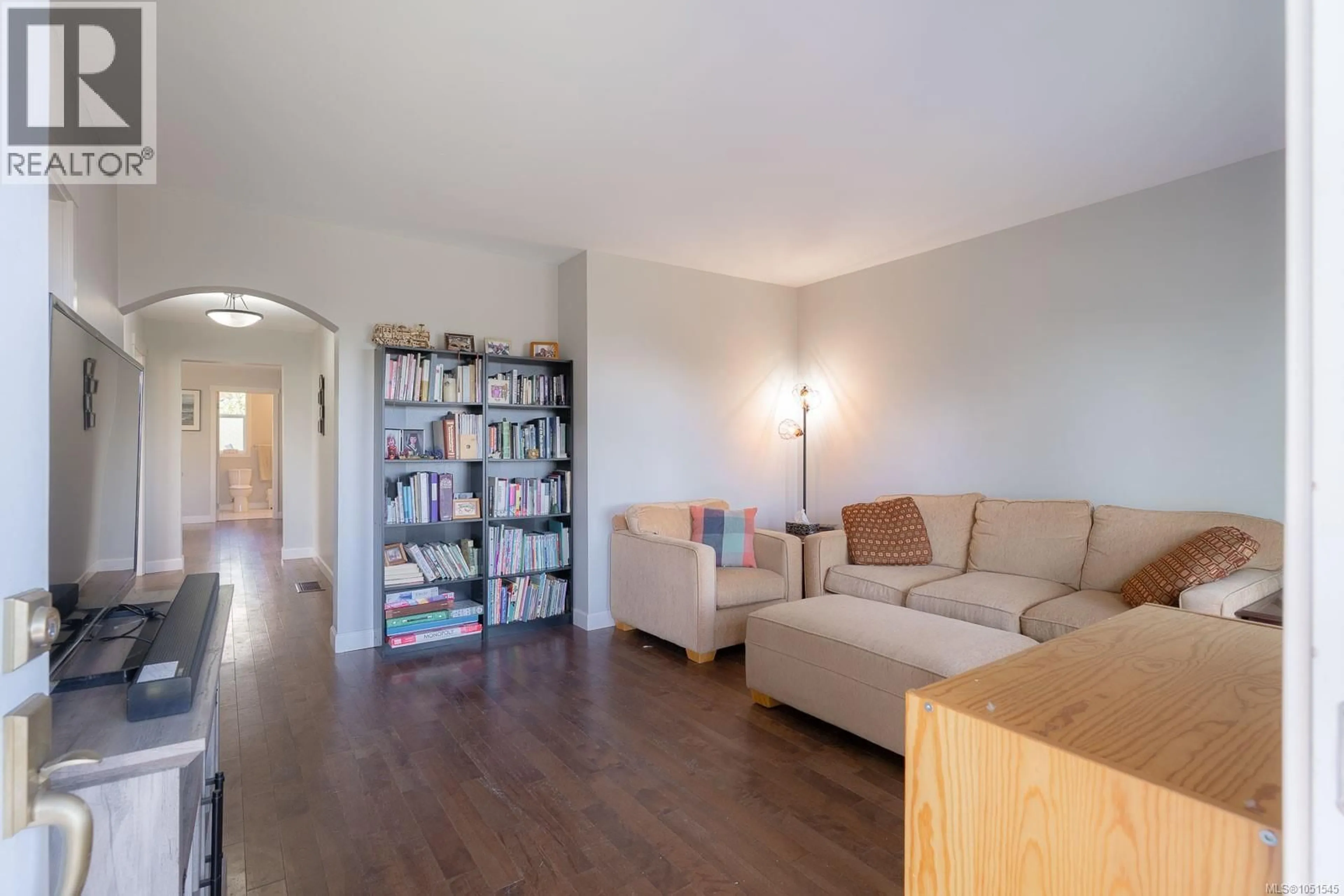 Living room with furniture, wood/laminate floor for 121 HARVEY STREET, Nanaimo British Columbia V9R3W5