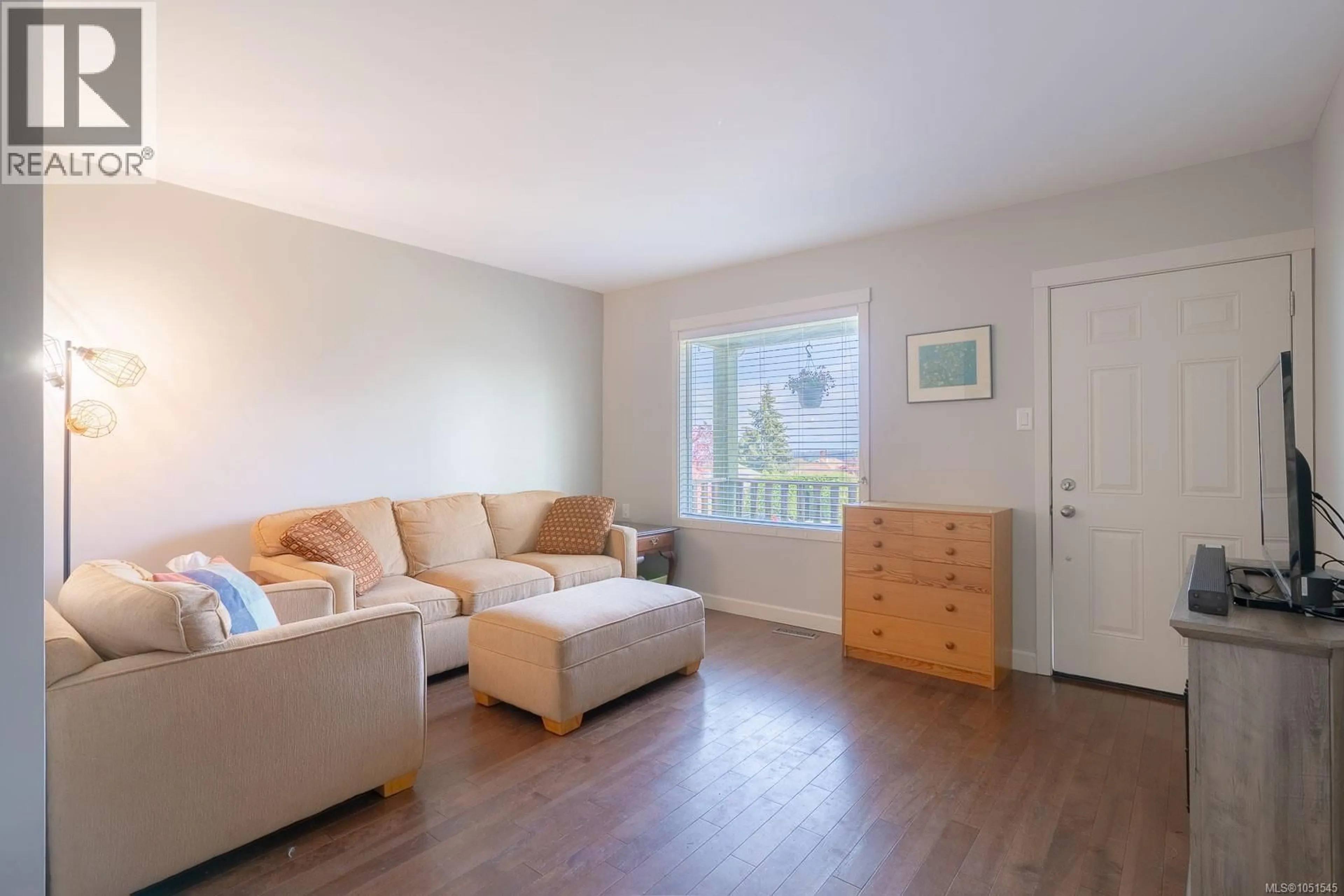 Living room with furniture, wood/laminate floor for 121 HARVEY STREET, Nanaimo British Columbia V9R3W5