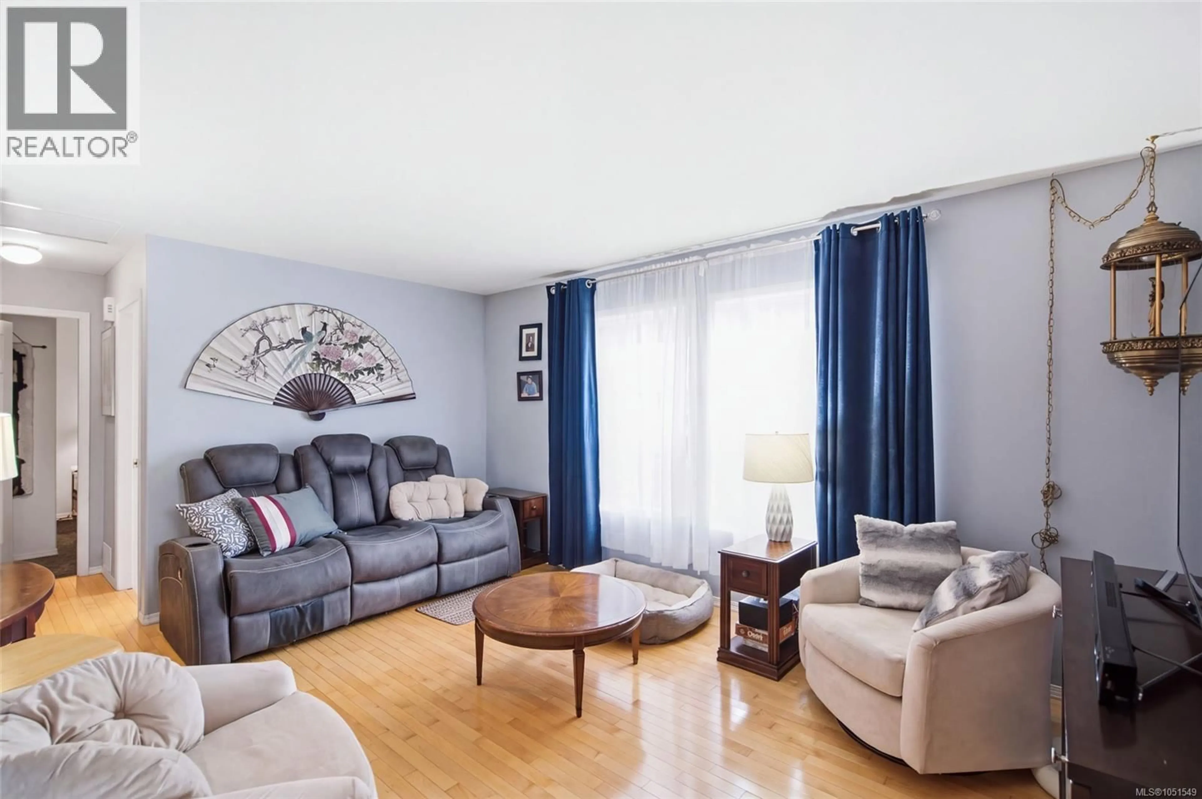 Living room with furniture, wood/laminate floor for 3948 VALEWOOD DRIVE, Nanaimo British Columbia V9T6B9
