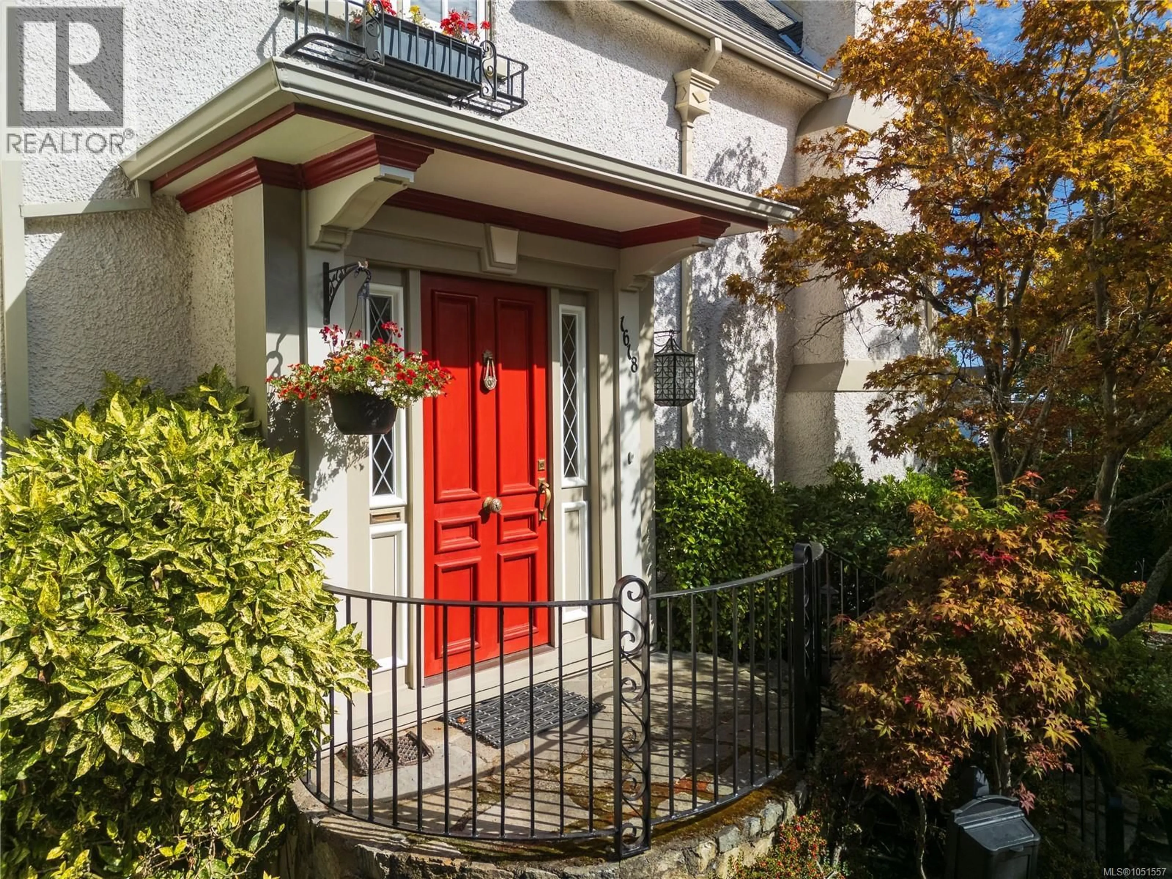 Indoor entryway for 1618 ROCKLAND AVENUE, Victoria British Columbia V8S1W7