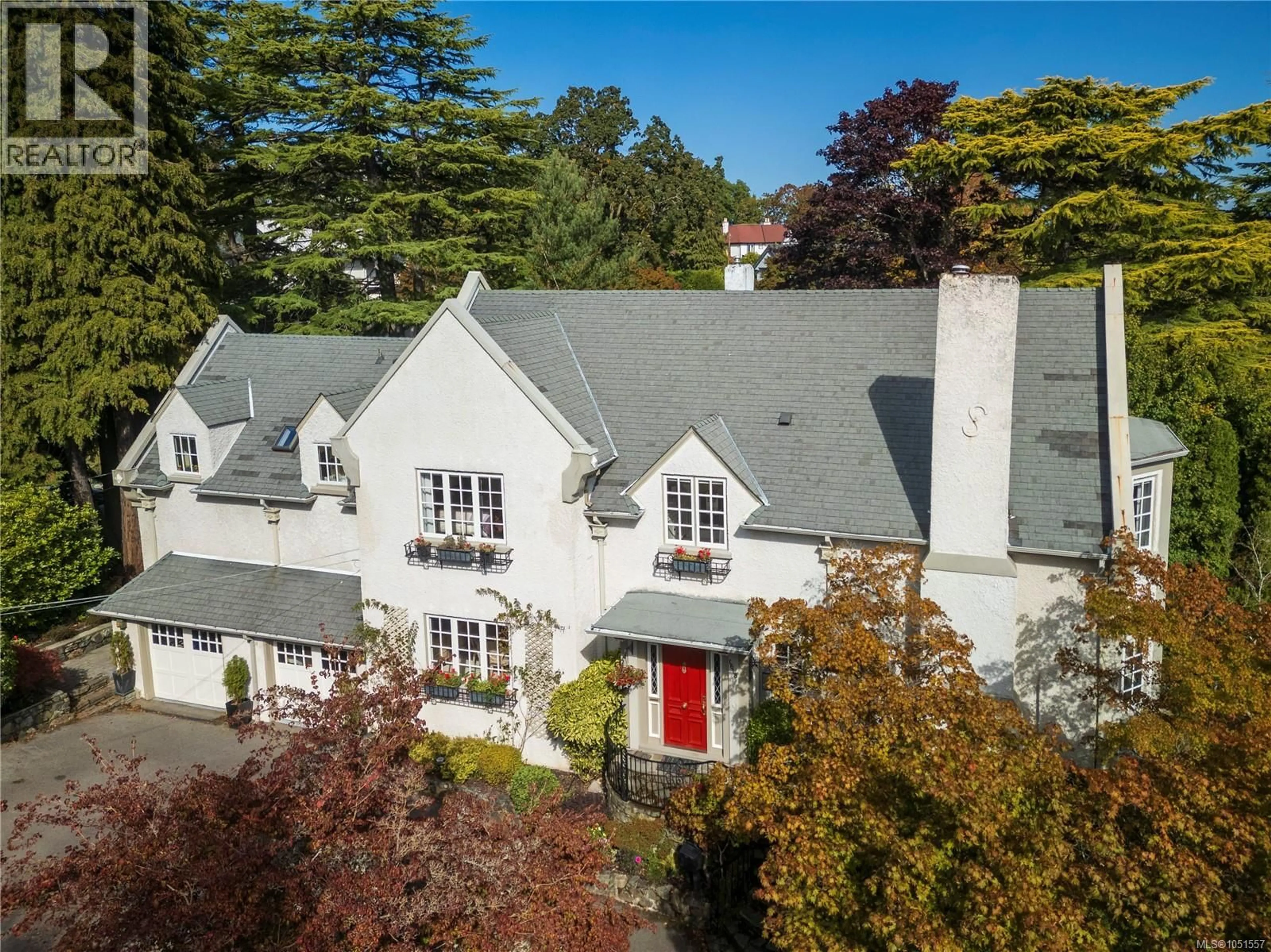 A pic from outside/outdoor area/front of a property/back of a property/a pic from drone, street for 1618 ROCKLAND AVENUE, Victoria British Columbia V8S1W7