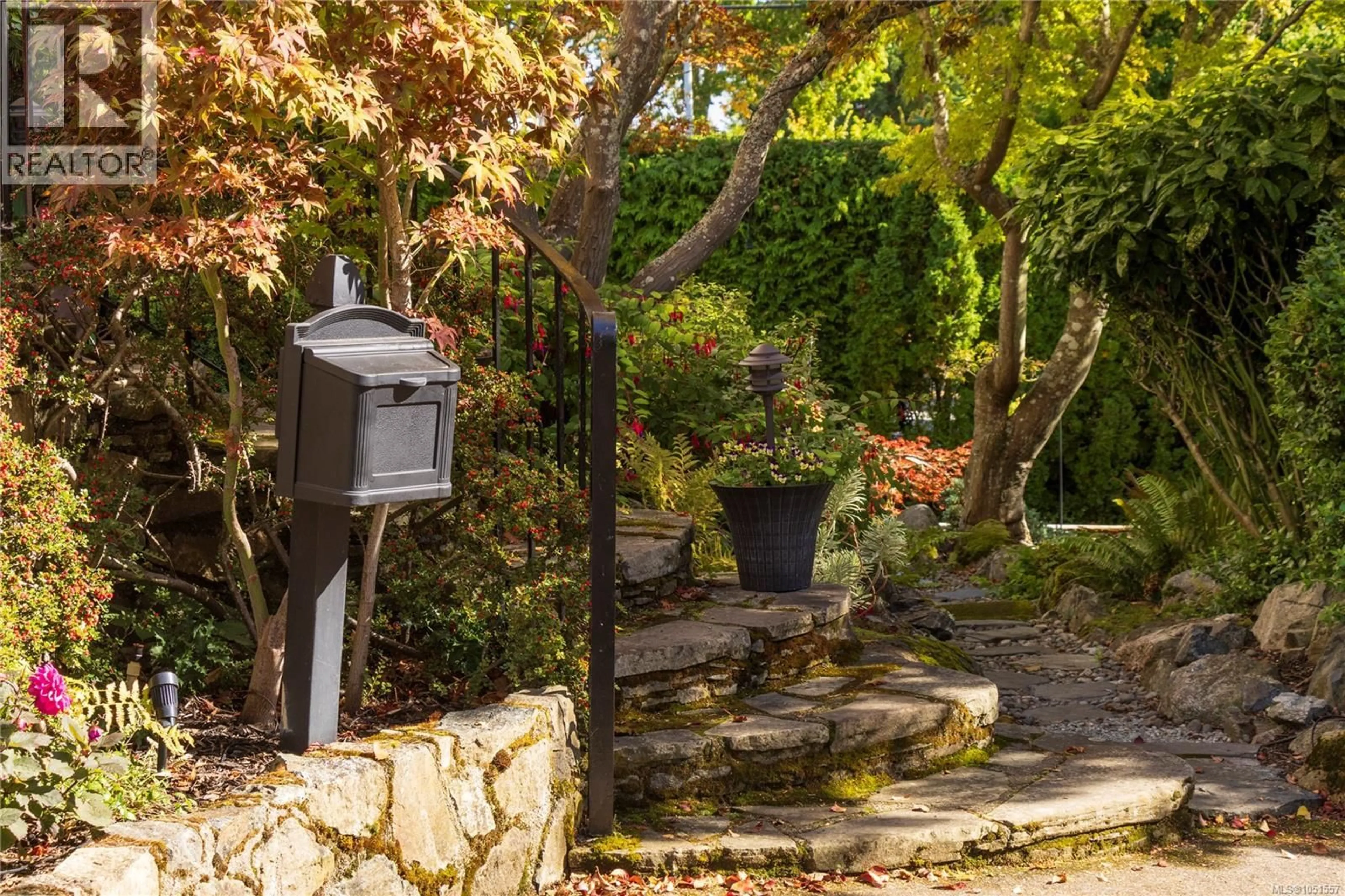 Patio, street for 1618 ROCKLAND AVENUE, Victoria British Columbia V8S1W7