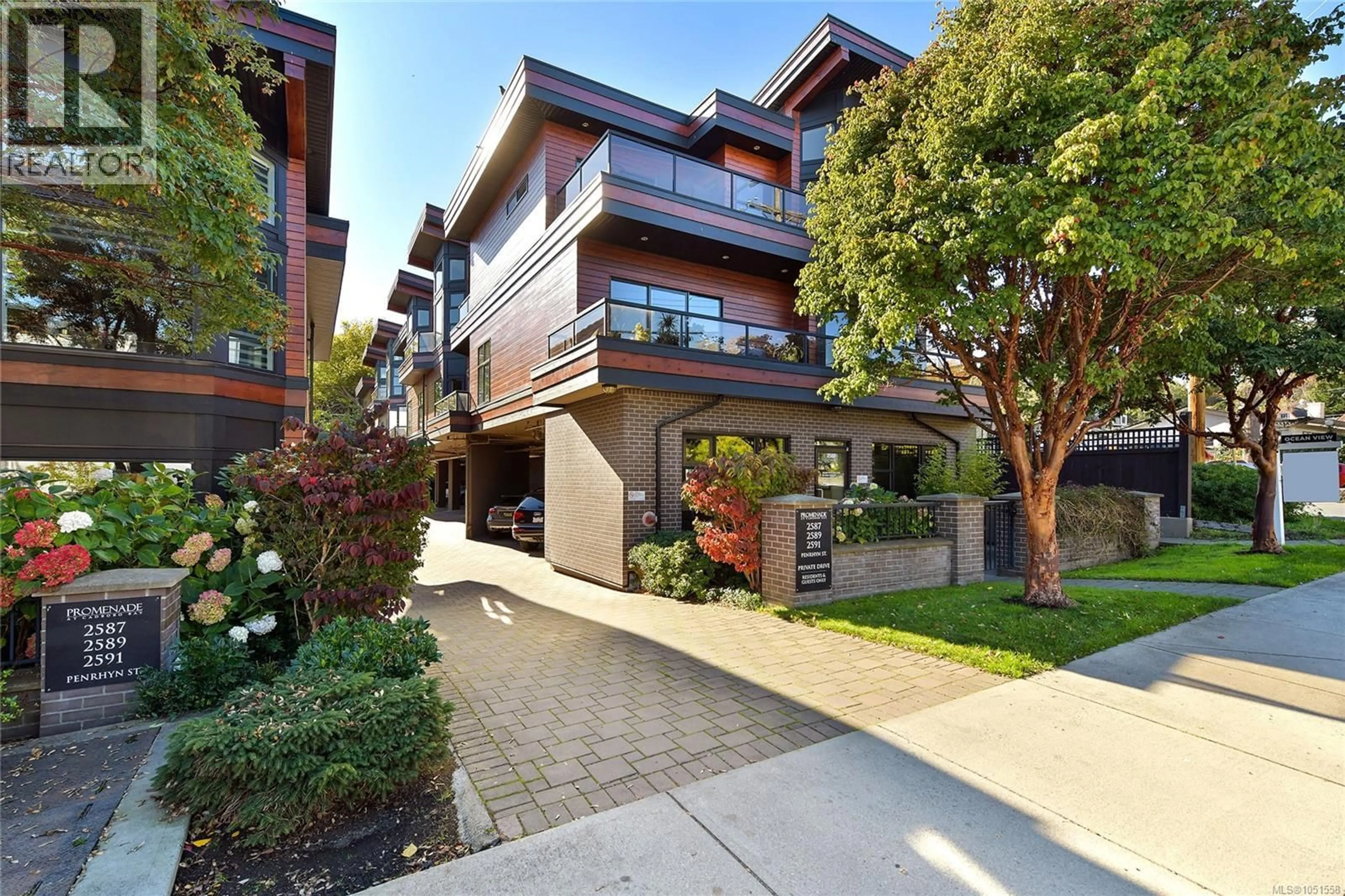 Patio, street for 206 - 2589 PENRHYN STREET, Saanich British Columbia V8N1G4