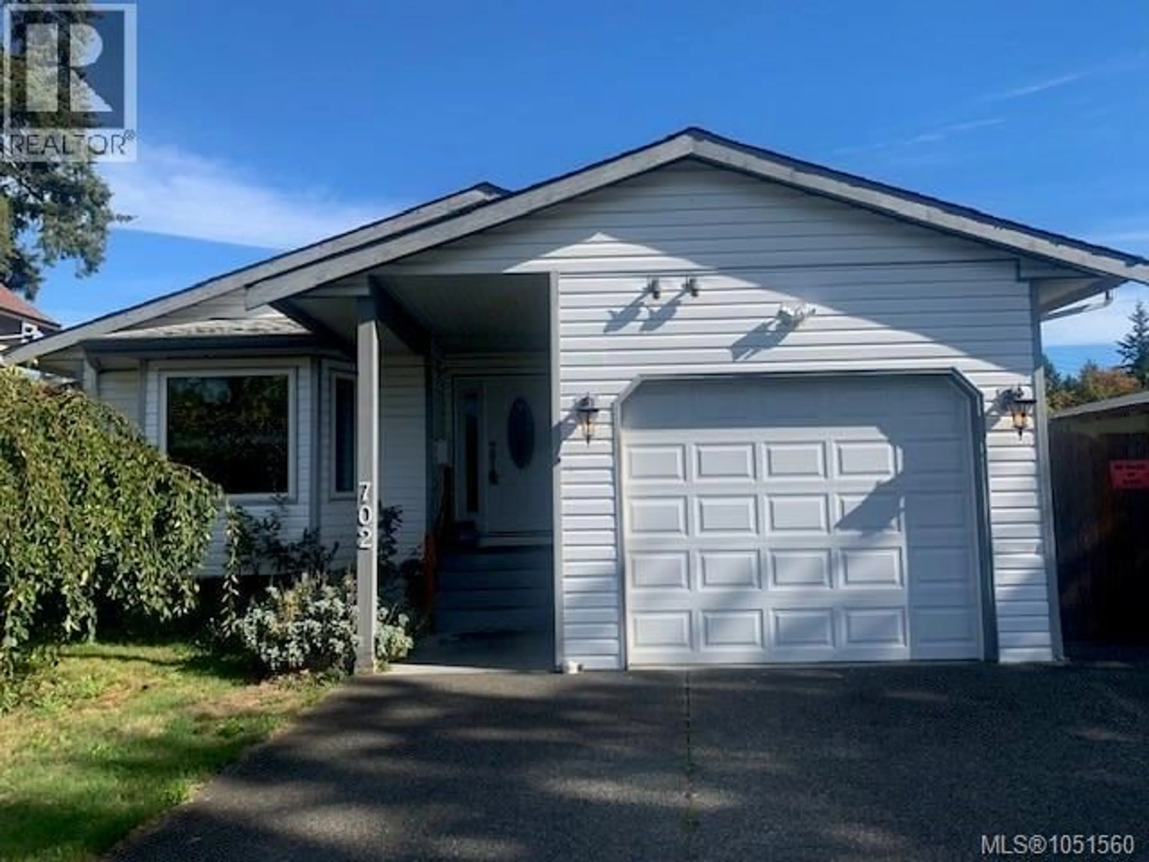 Home with vinyl exterior material, street for 702 HAMILTON AVENUE, Nanaimo British Columbia V9R4G6