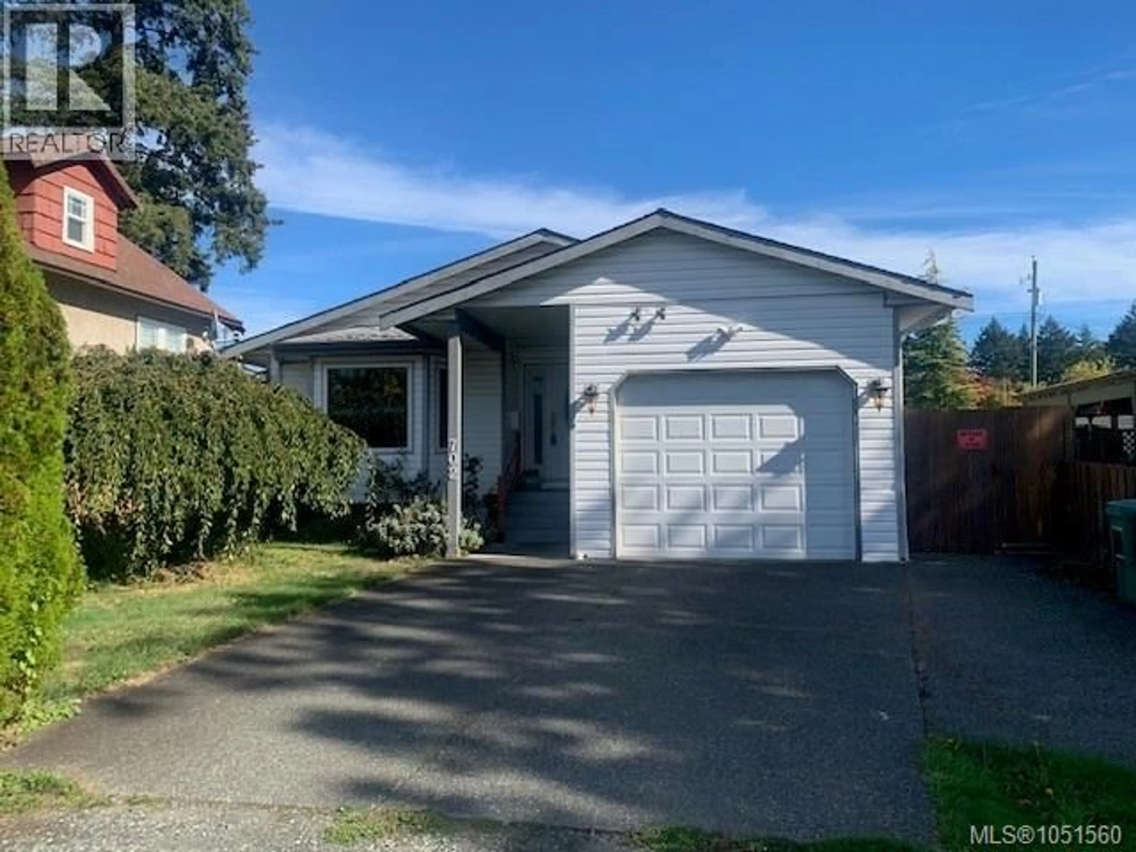 Home with vinyl exterior material, street for 702 HAMILTON AVENUE, Nanaimo British Columbia V9R4G6