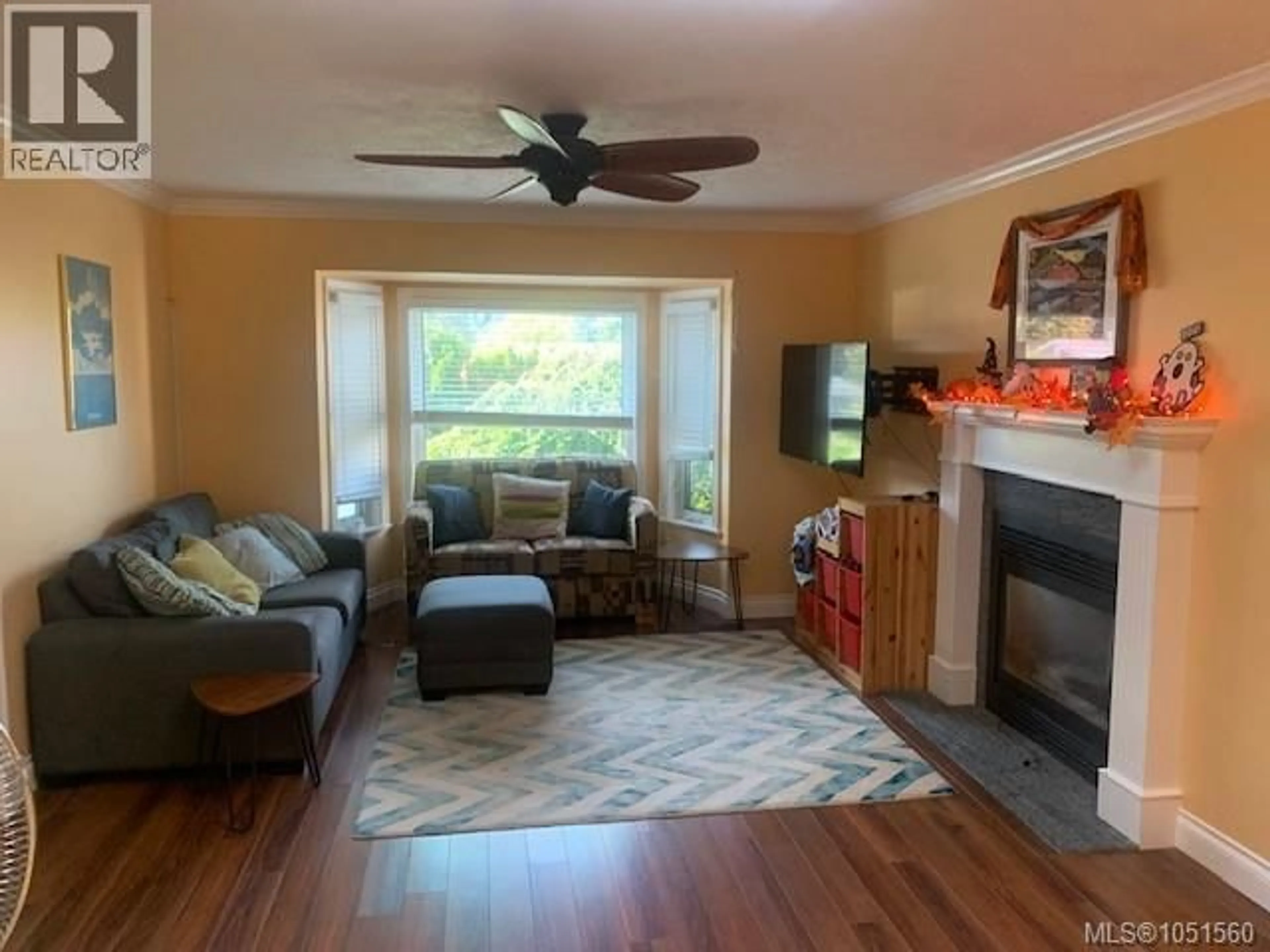 Living room with furniture, wood/laminate floor for 702 HAMILTON AVENUE, Nanaimo British Columbia V9R4G6