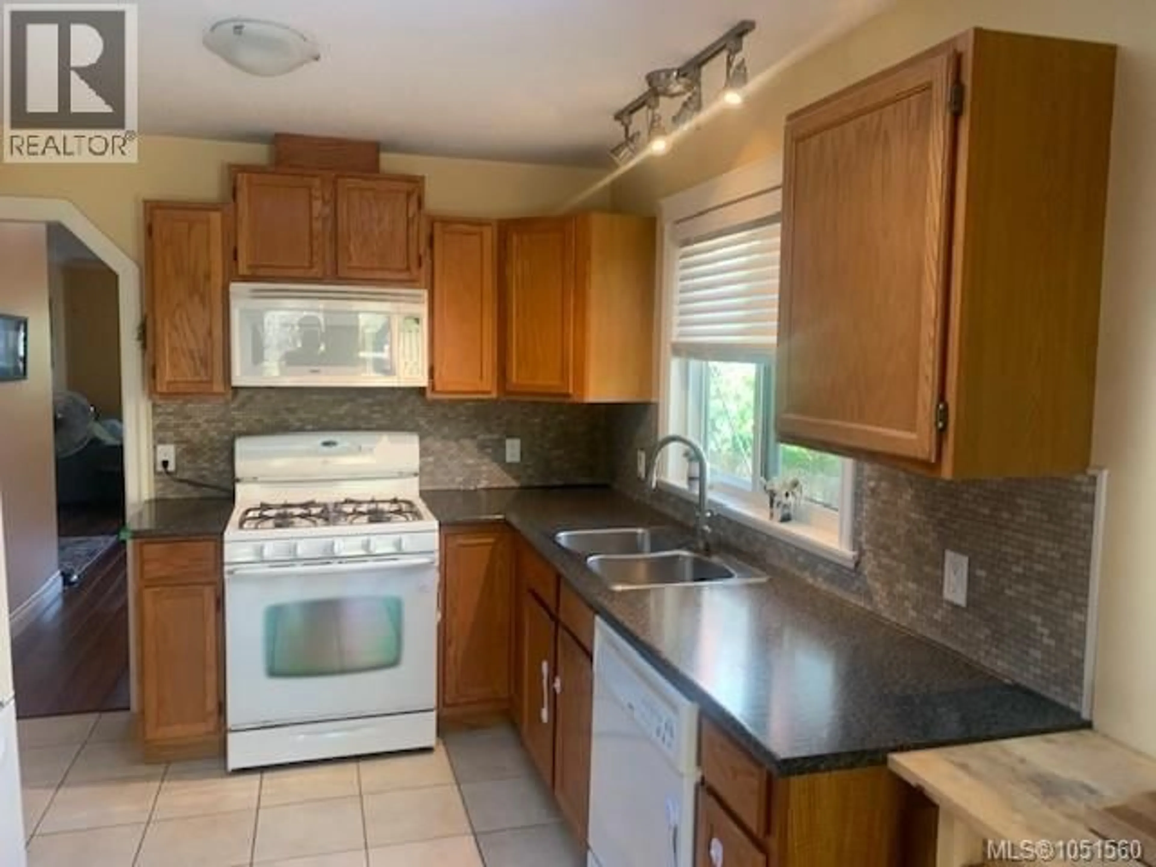 Standard kitchen, ceramic/tile floor for 702 HAMILTON AVENUE, Nanaimo British Columbia V9R4G6