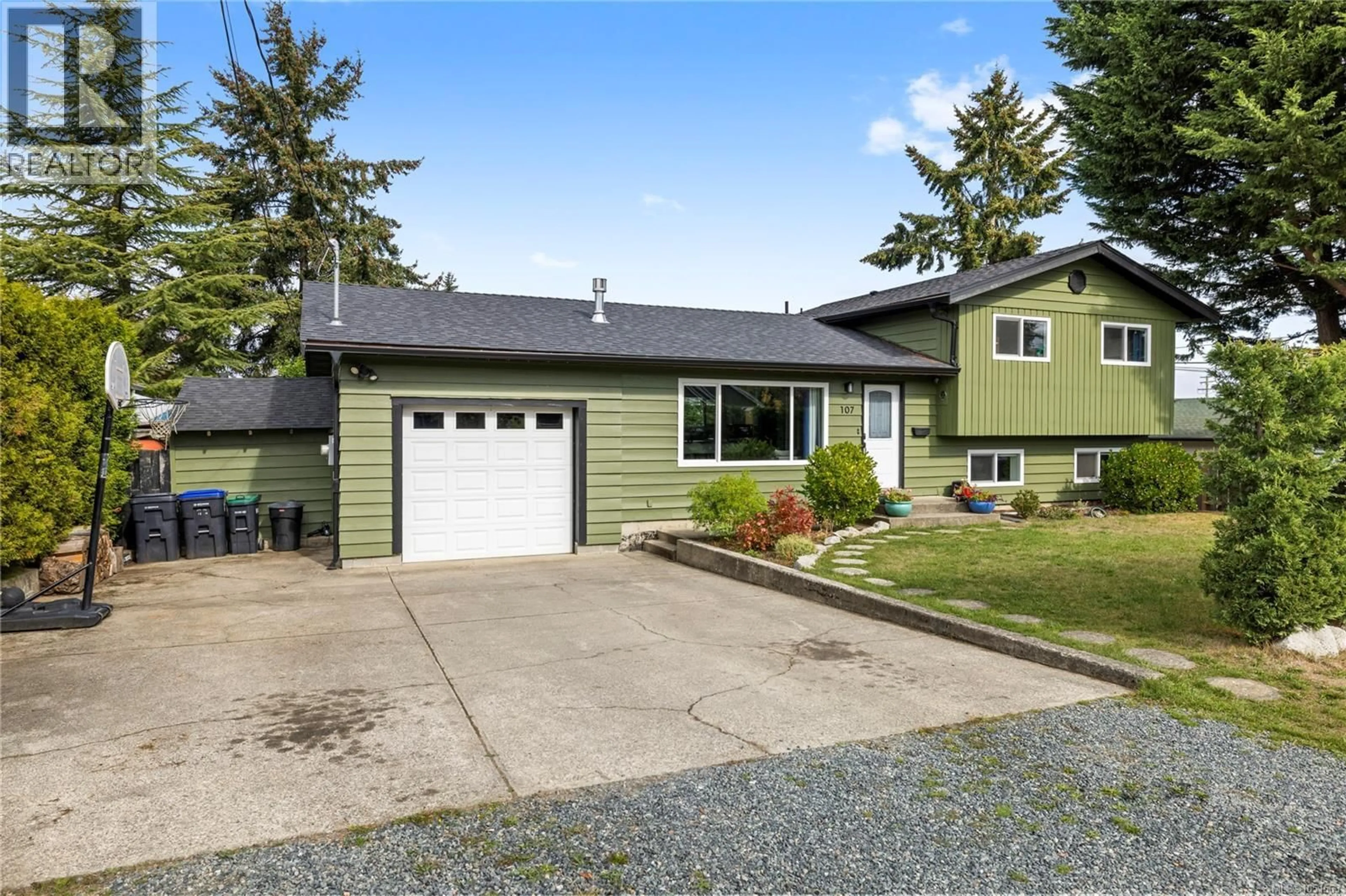 Home with vinyl exterior material, street for 107 MOSS AVENUE, Parksville British Columbia V9P1L5
