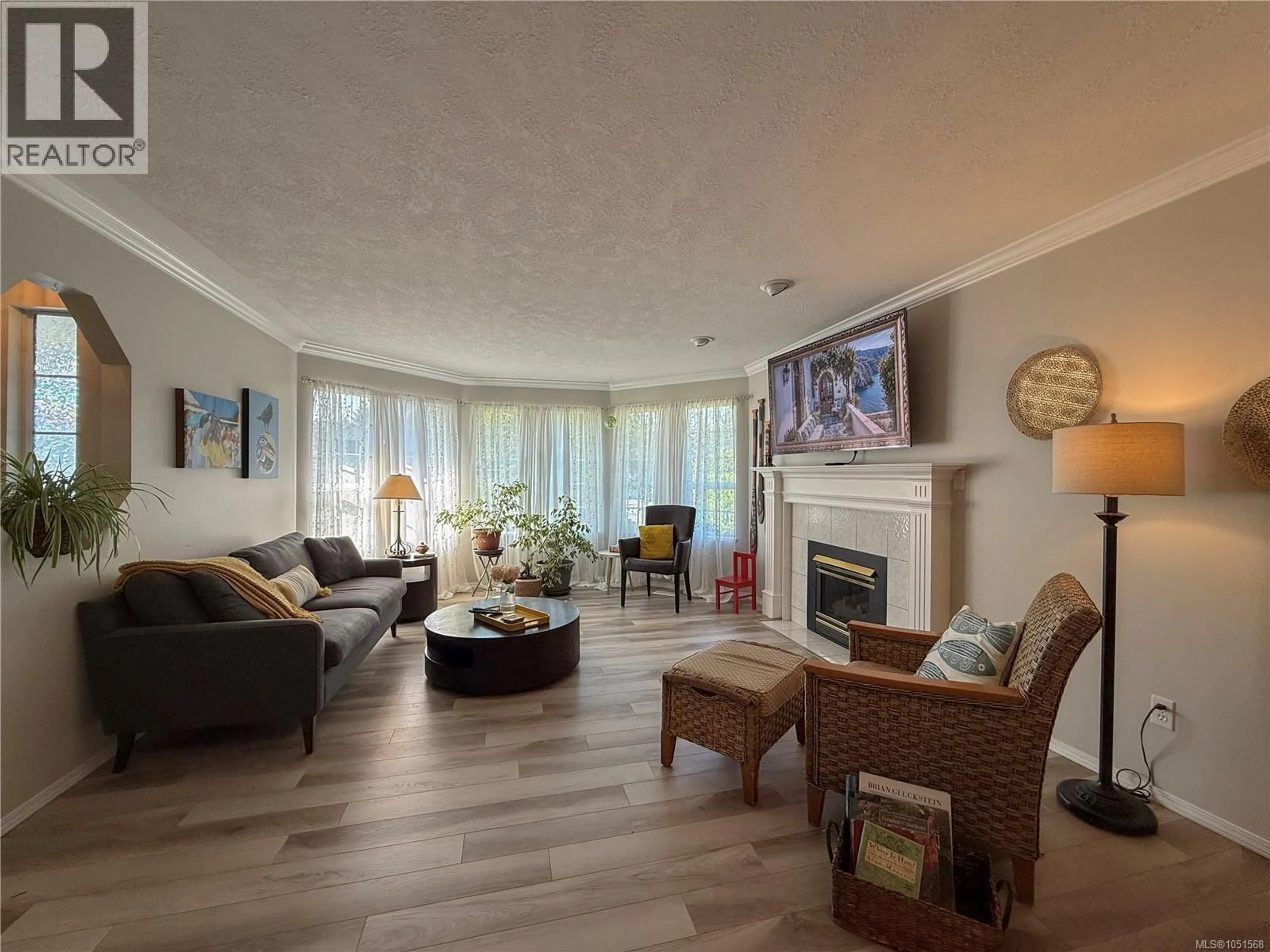 Living room with furniture, wood/laminate floor for 688 ALBATROSS CRESCENT, Campbell River British Columbia V9W6Z9