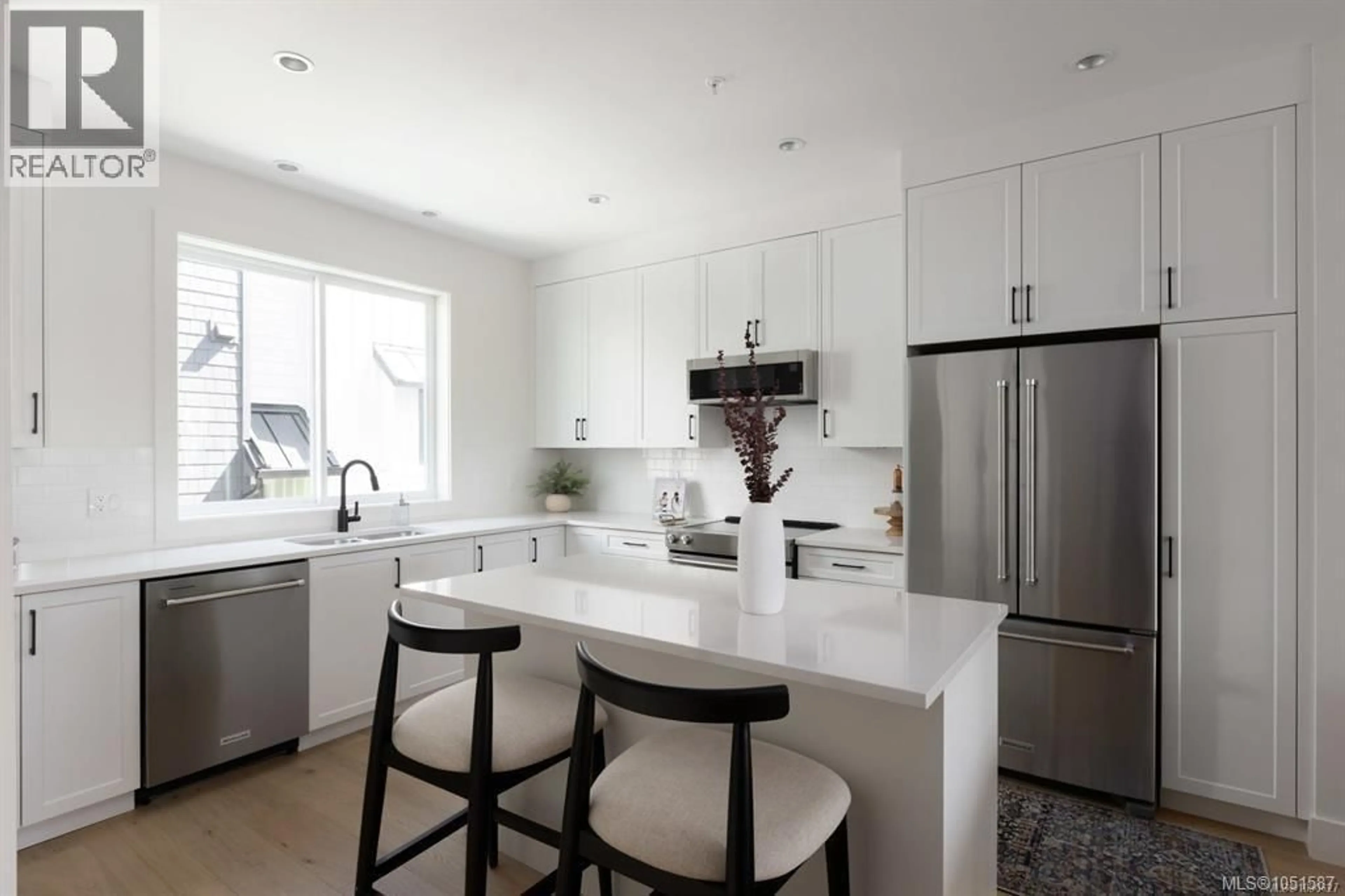 Contemporary kitchen, ceramic/tile floor for 9 - 10145 FIFTH STREET, Sidney British Columbia V8L0E4