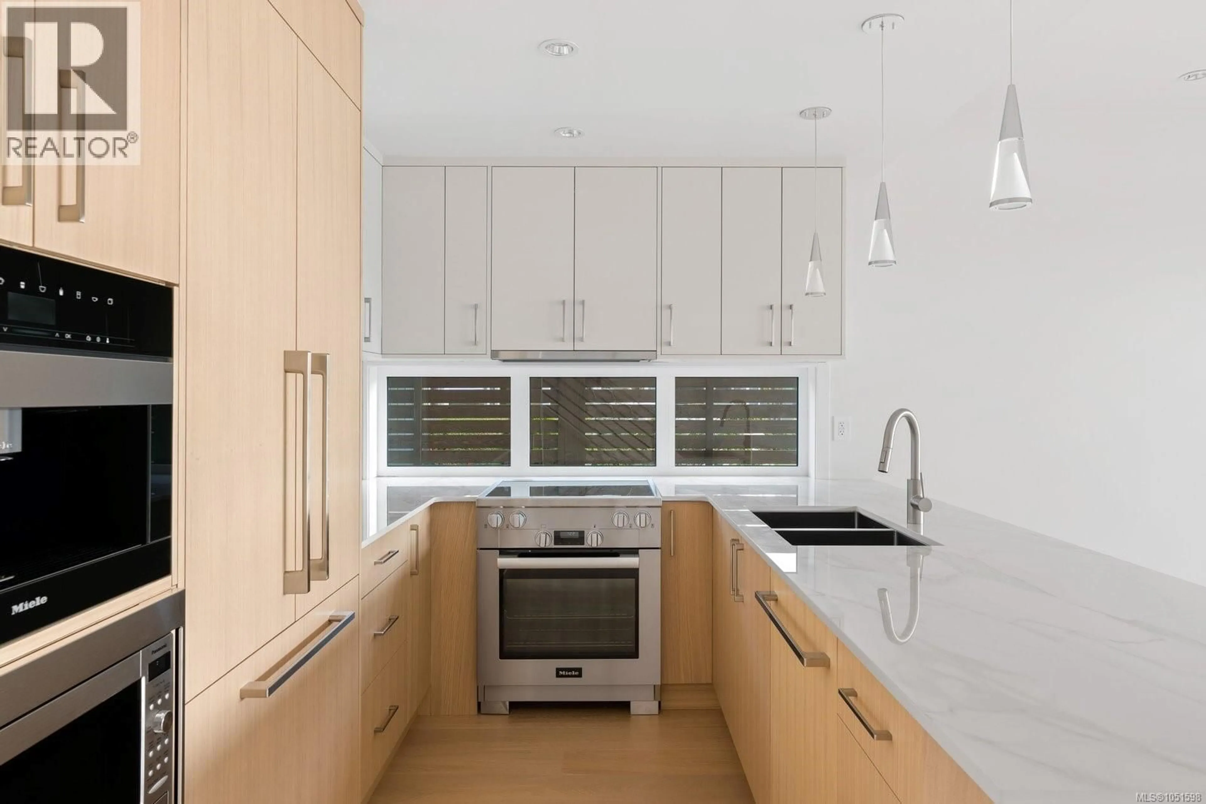 Contemporary kitchen, unknown for 3 - 2525 ROTHESAY AVENUE, Sidney British Columbia V8L2B9