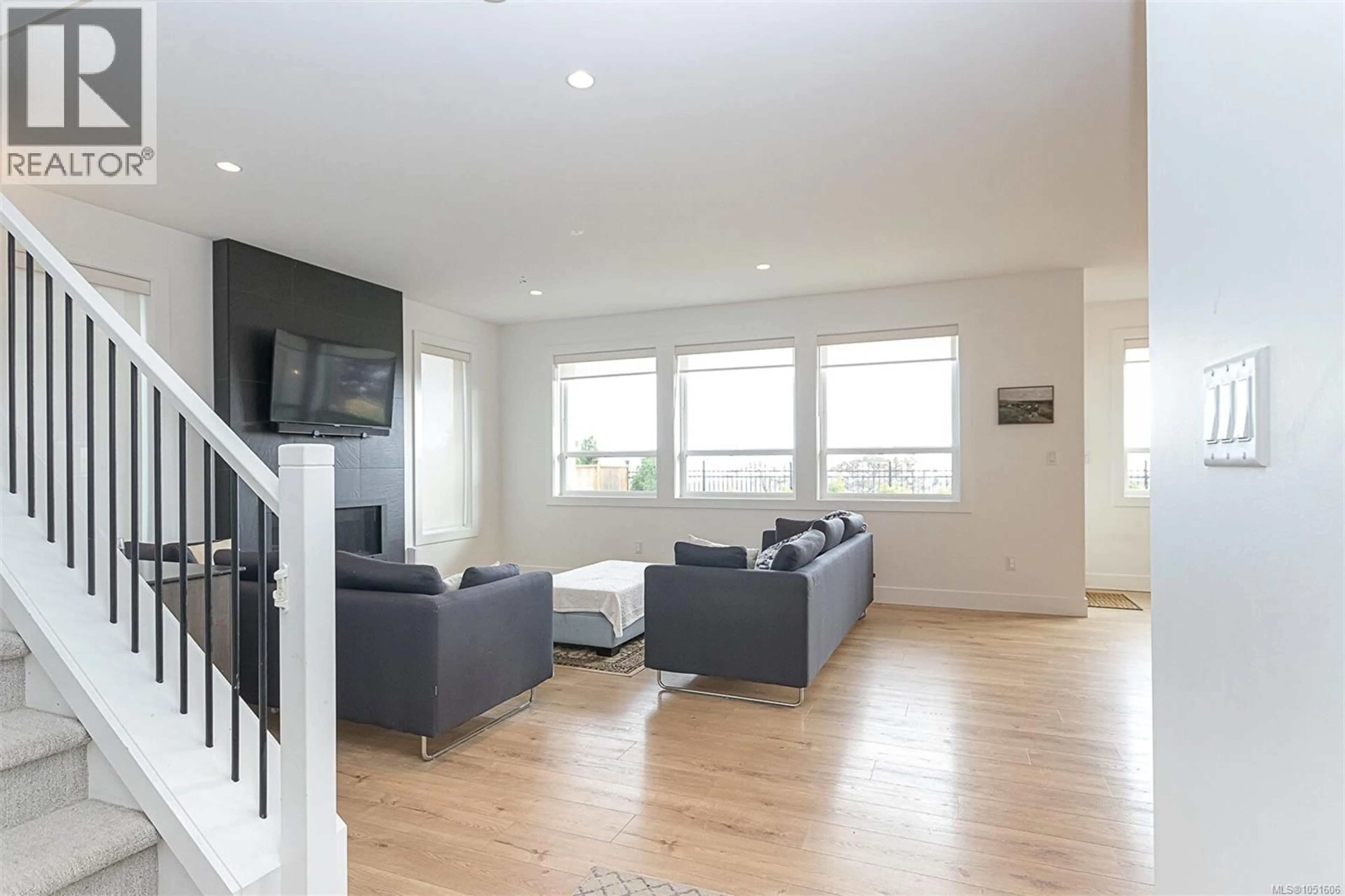Living room with furniture, wood/laminate floor for 3420 CALDERA COURT, Langford British Columbia V9B6Z8