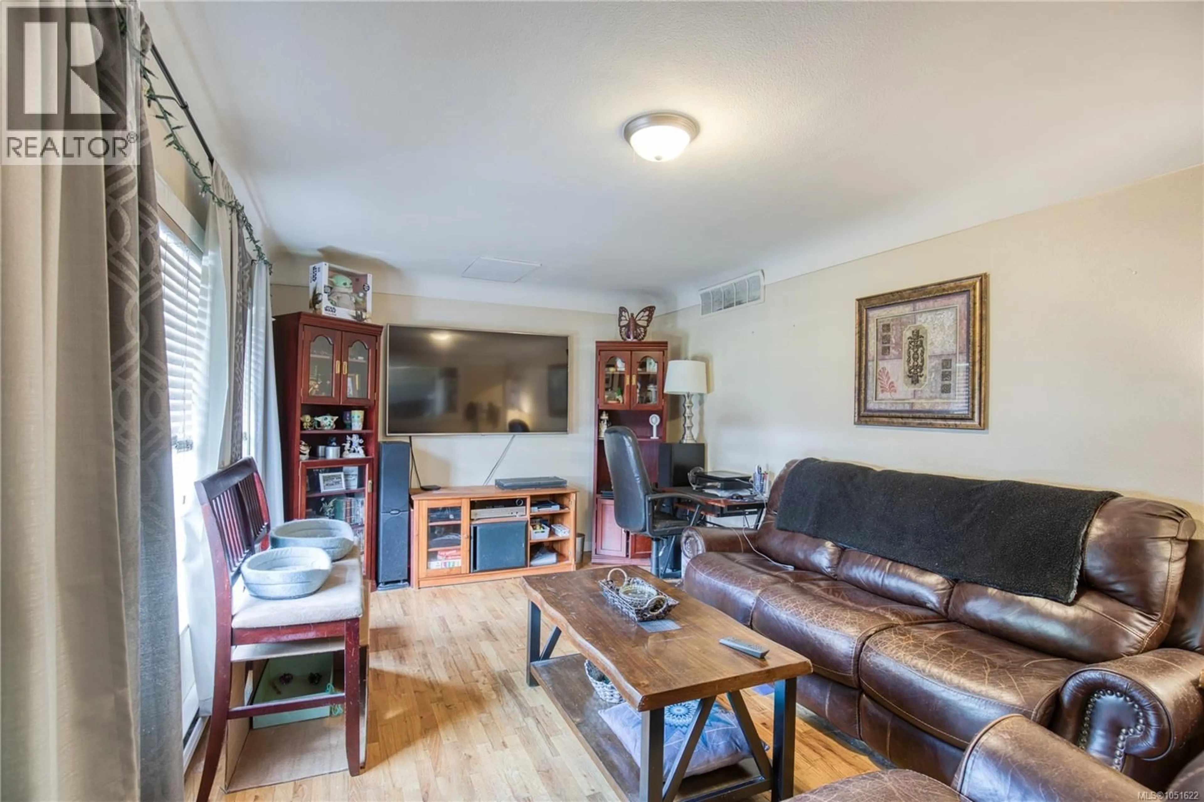 Living room with furniture, wood/laminate floor for 543 BRADLEY STREET, Nanaimo British Columbia V9S1B9