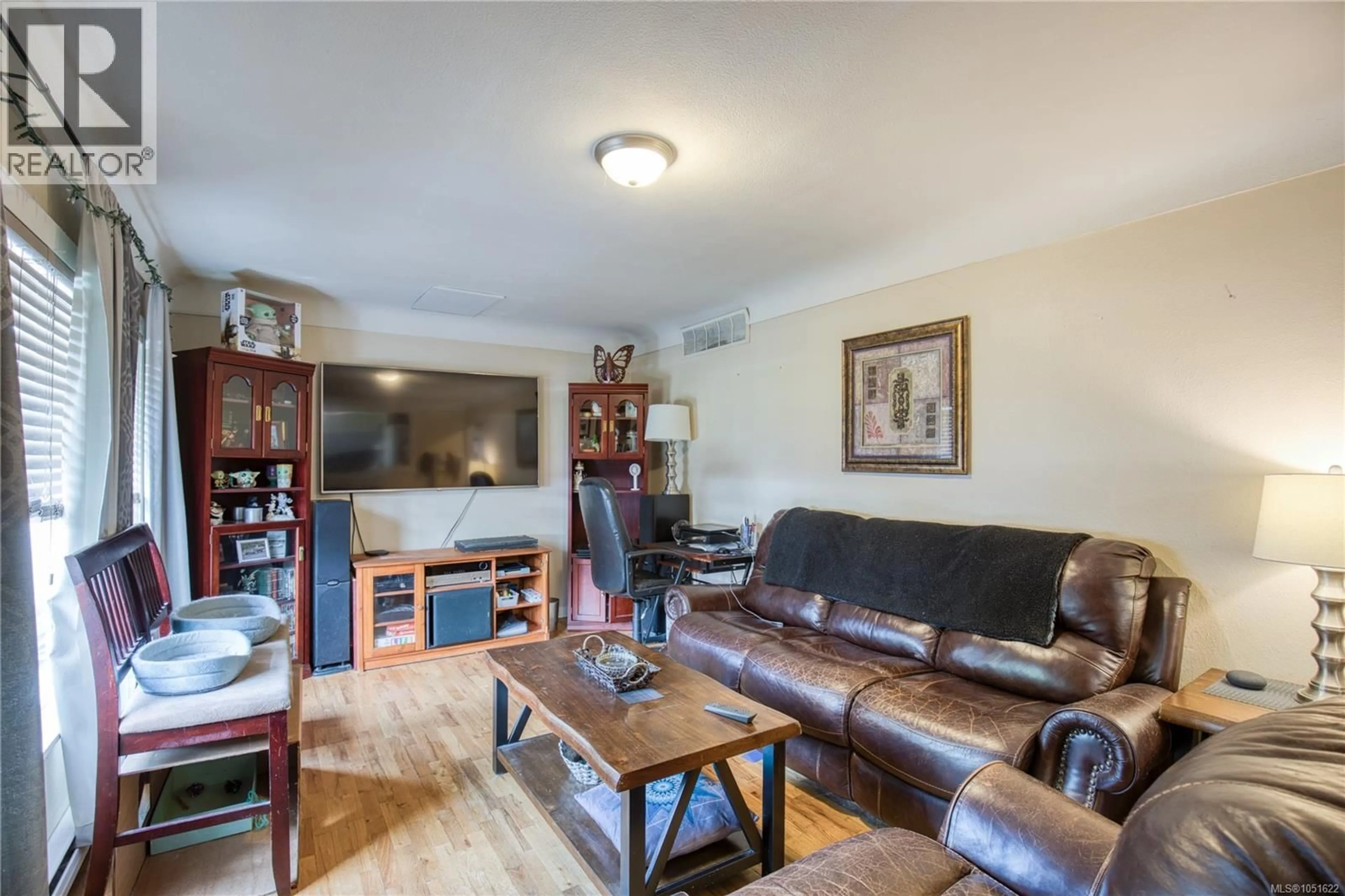 Living room with furniture, wood/laminate floor for 543 BRADLEY STREET, Nanaimo British Columbia V9S1B9