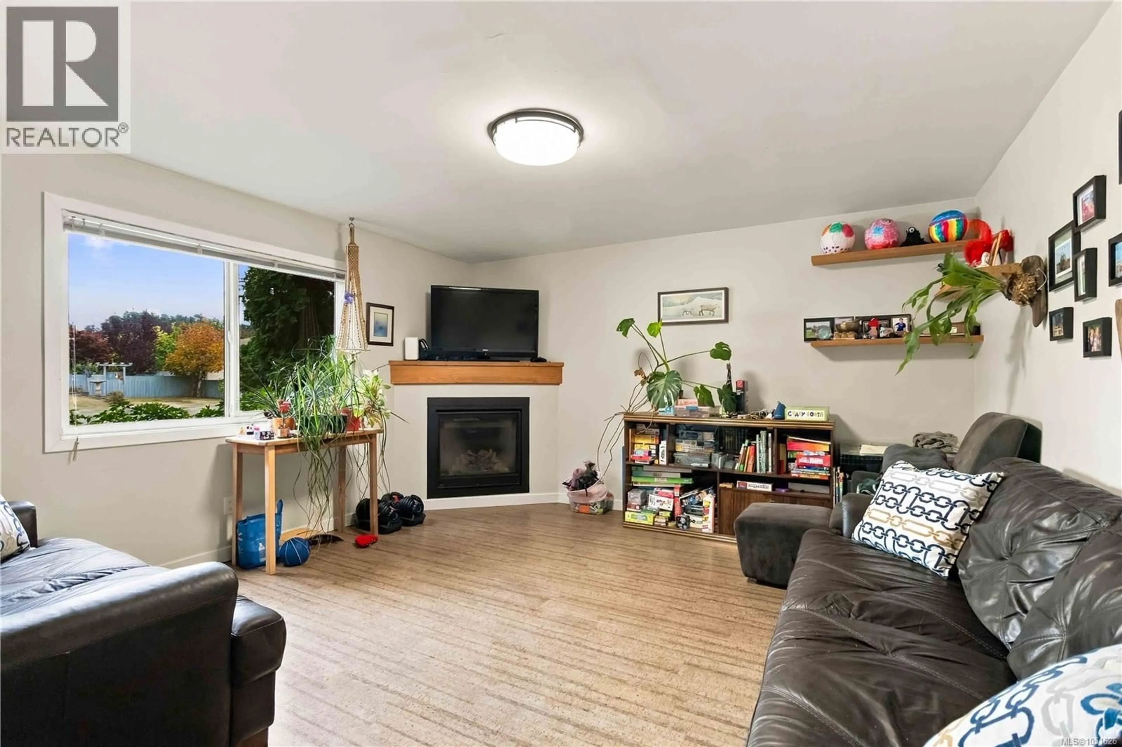 Living room with furniture, wood/laminate floor for 2778 KINGSWOOD ROAD, Langford British Columbia V9B3J9