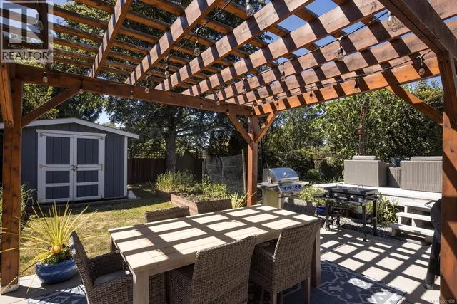 3110 FRECHETTE STREET, Saanich 4