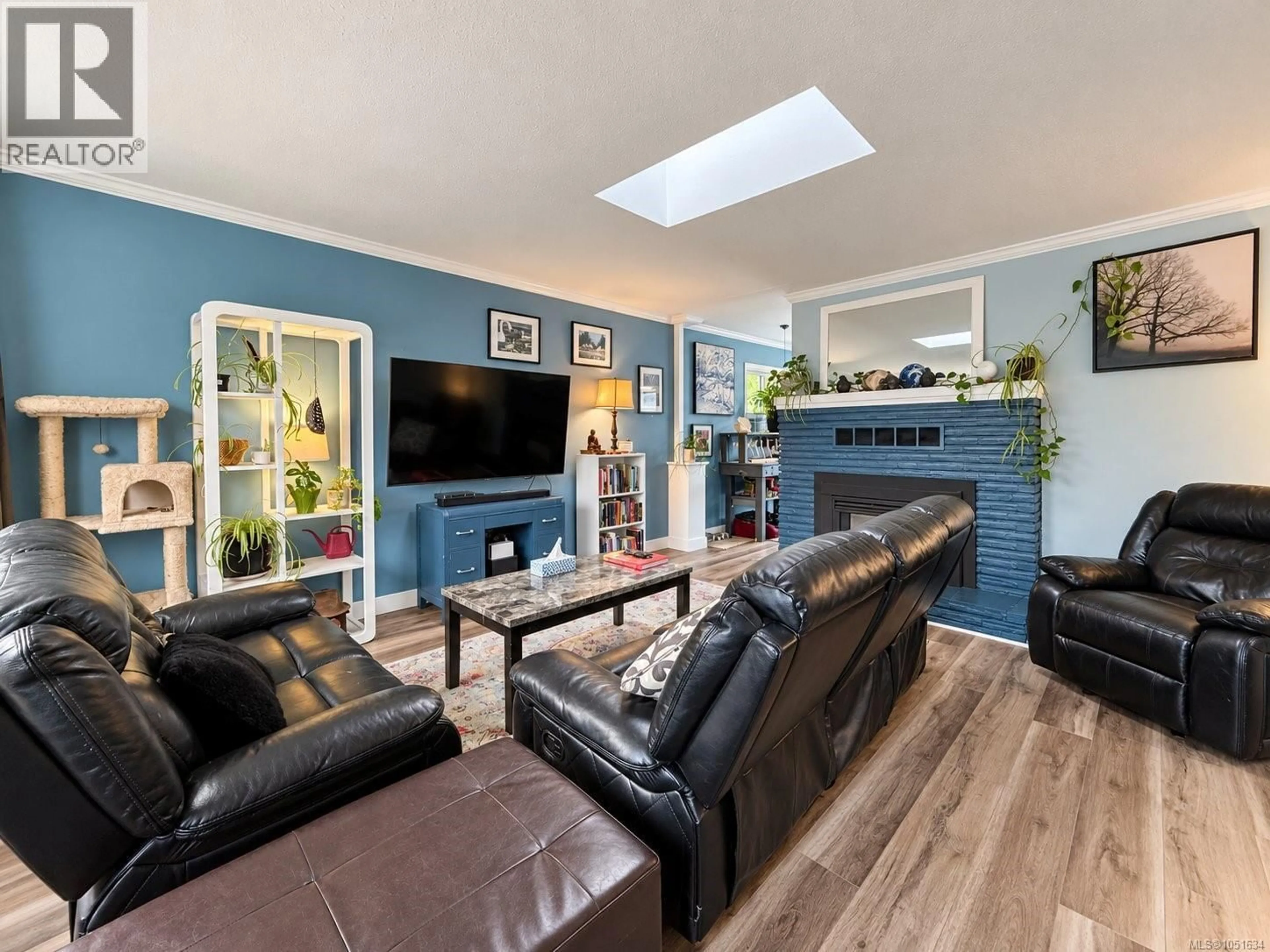 Living room with furniture, wood/laminate floor for 3586 10TH AVENUE, Port Alberni British Columbia V9Y4W2