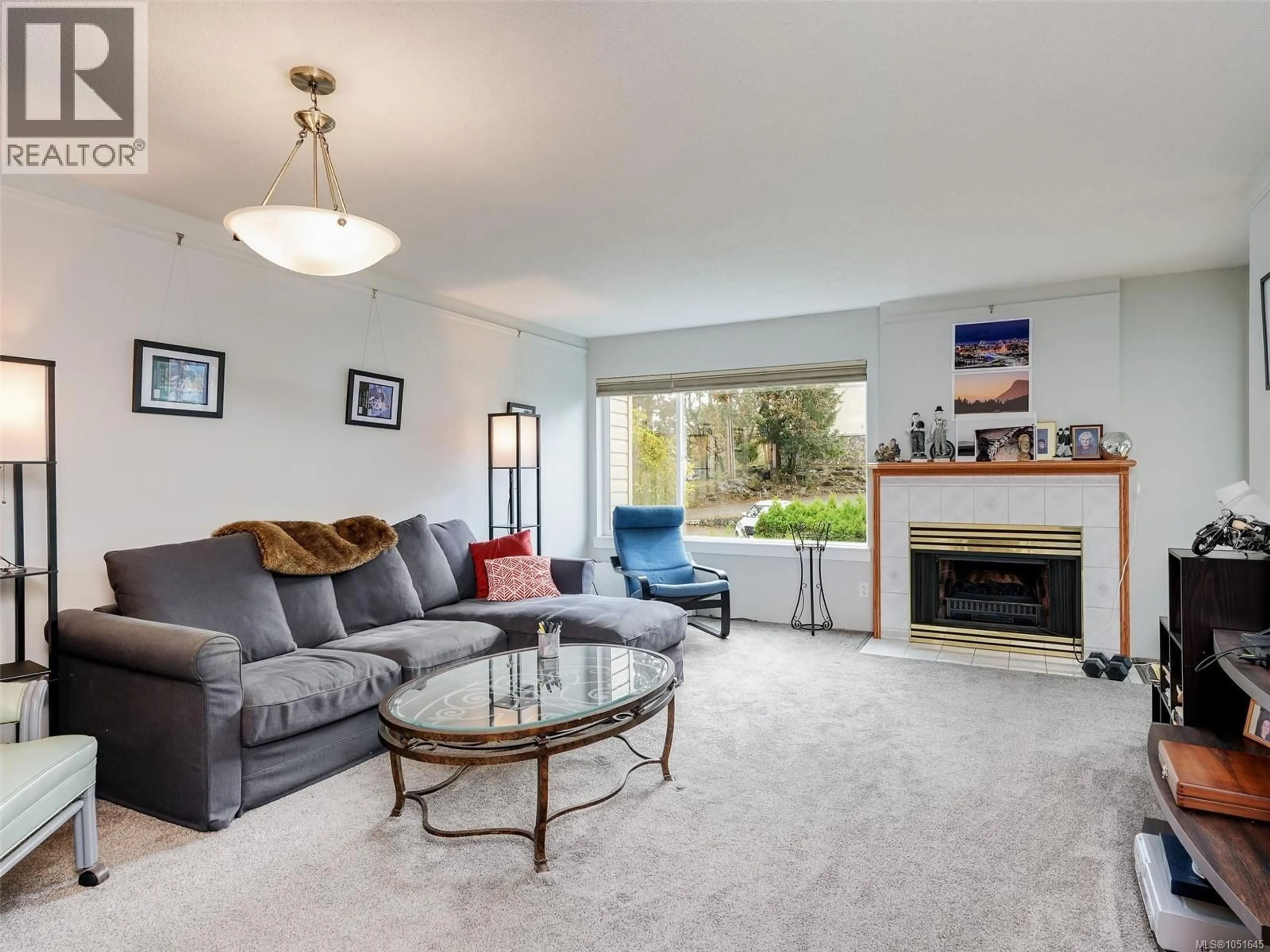 Living room with furniture, unknown for 203 - 3260 QUADRA STREET, Saanich British Columbia V8X1G2