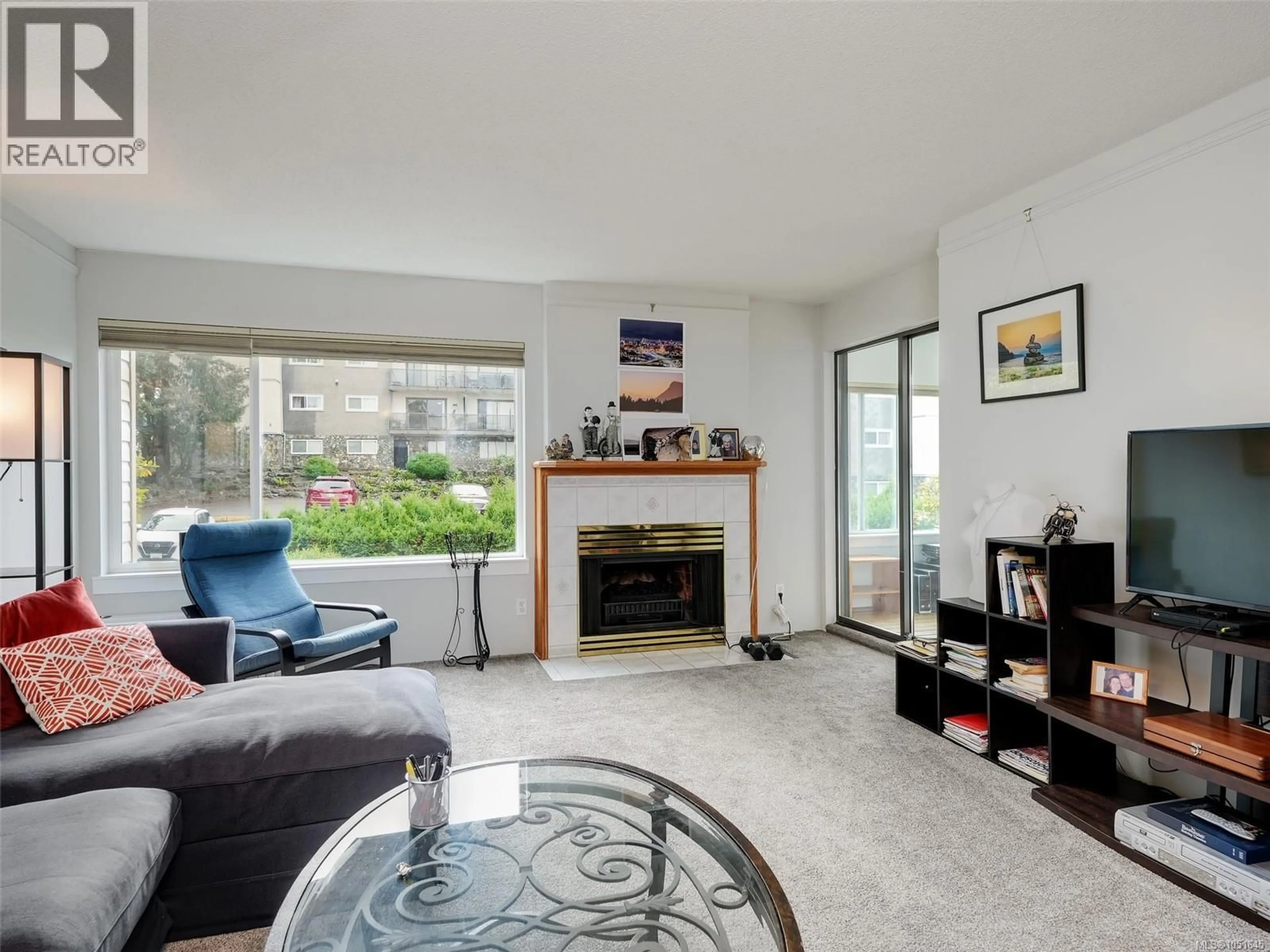 Living room with furniture, unknown for 203 - 3260 QUADRA STREET, Saanich British Columbia V8X1G2