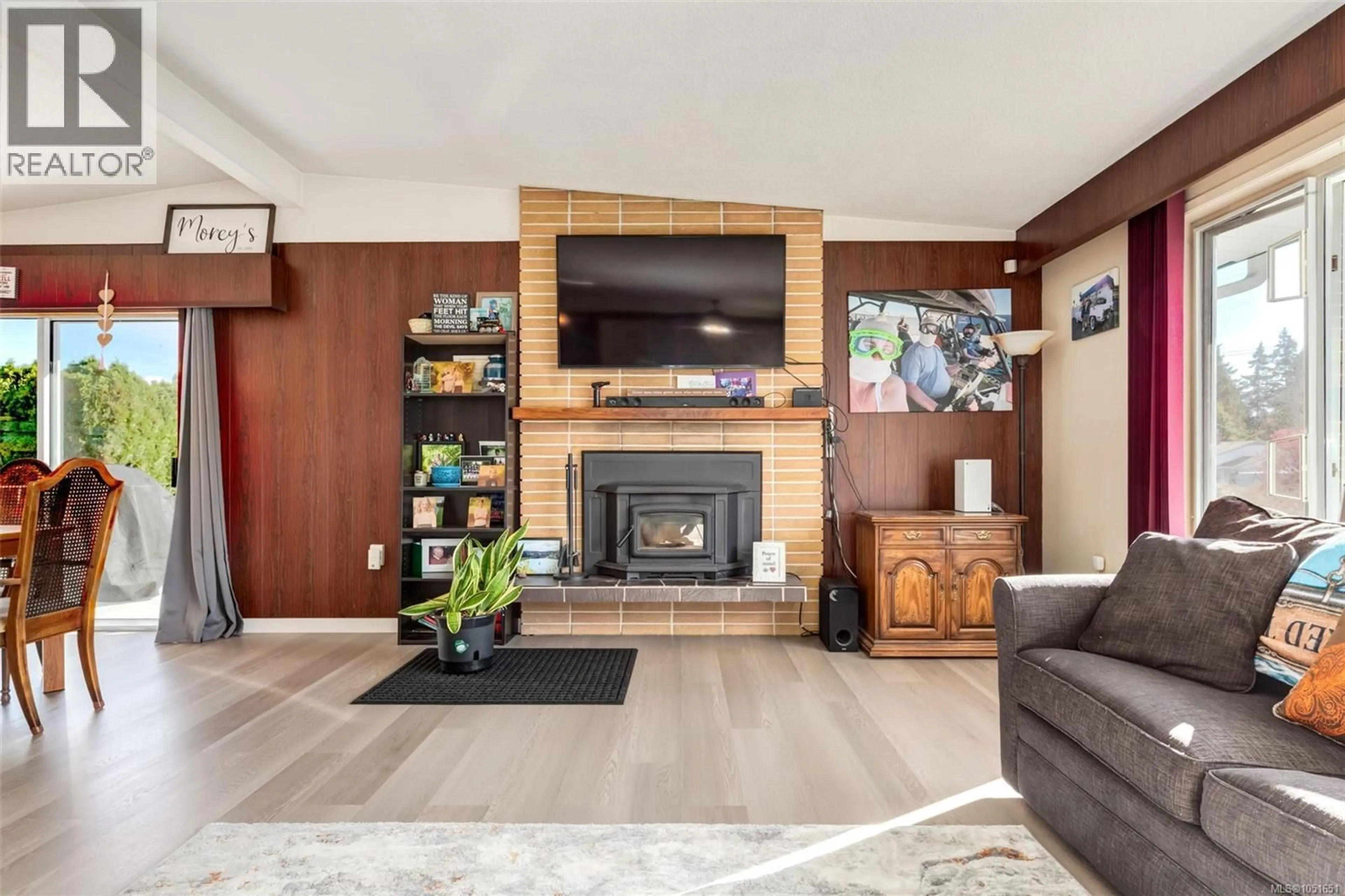 Living room with furniture, wood/laminate floor for 2895 JOSEPHINE STREET, Chemainus British Columbia V0R1K3