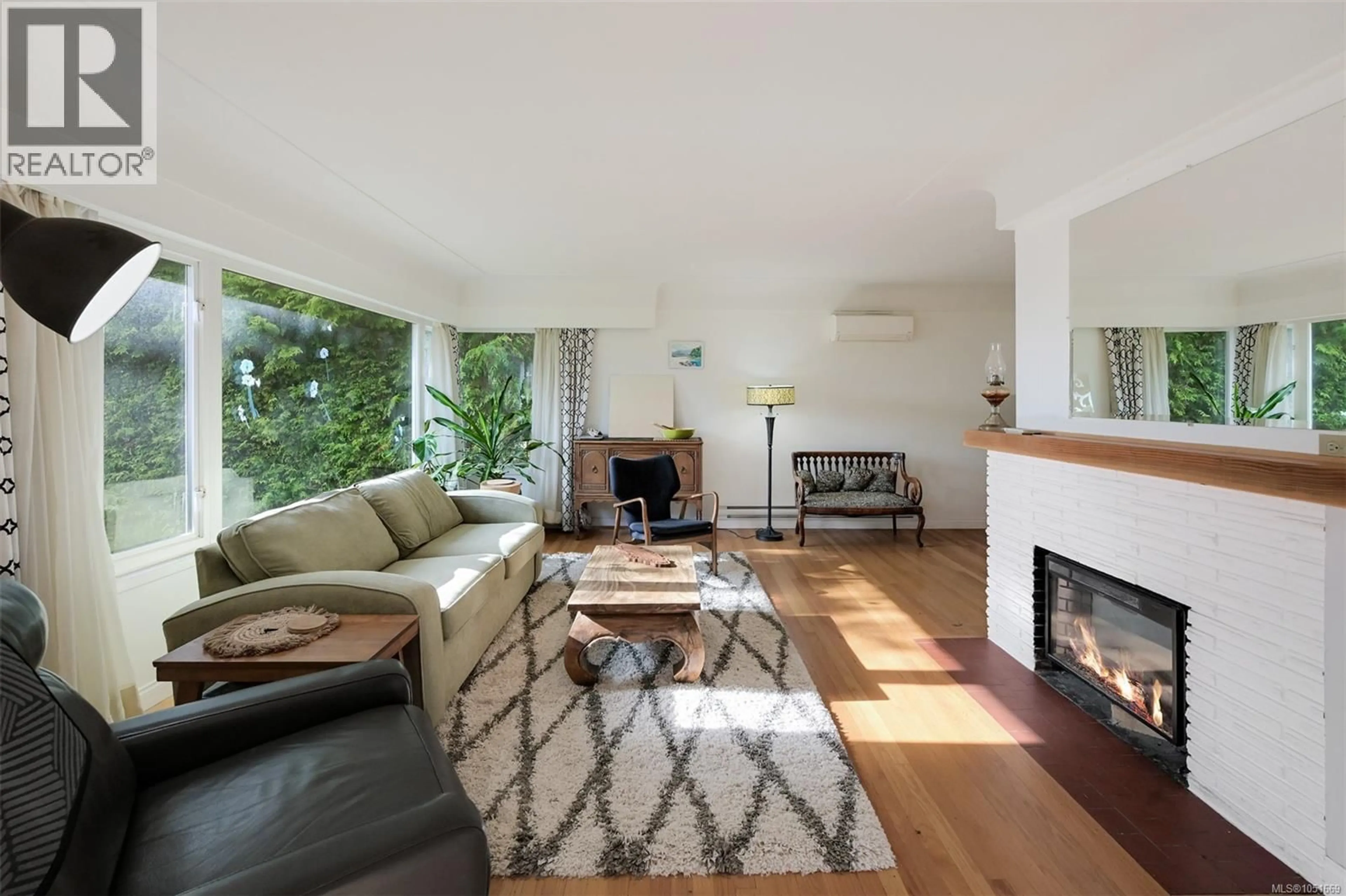 Living room with furniture, wood/laminate floor for 3832 PITCOMBE PLACE, Saanich British Columbia V8N4B9