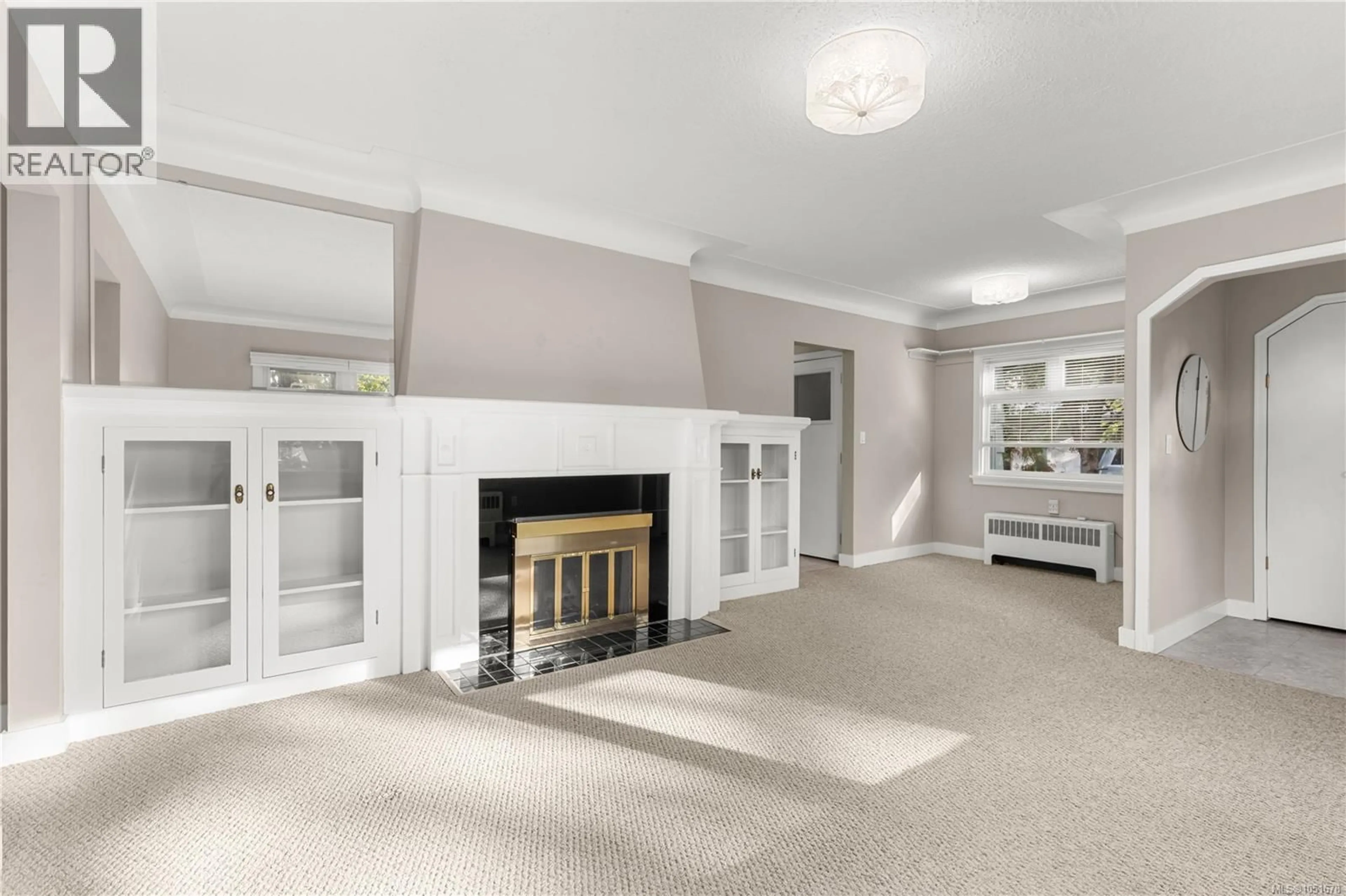 Living room with furniture, unknown for 3959 CEDAR HILL CROSS ROAD, Saanich British Columbia V8P2N8