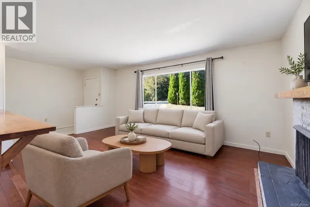 907 MCADOO PLACE, Saanich 2