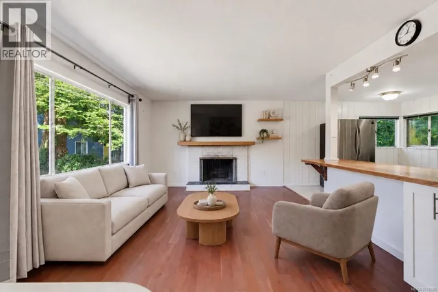 907 MCADOO PLACE, Saanich 3
