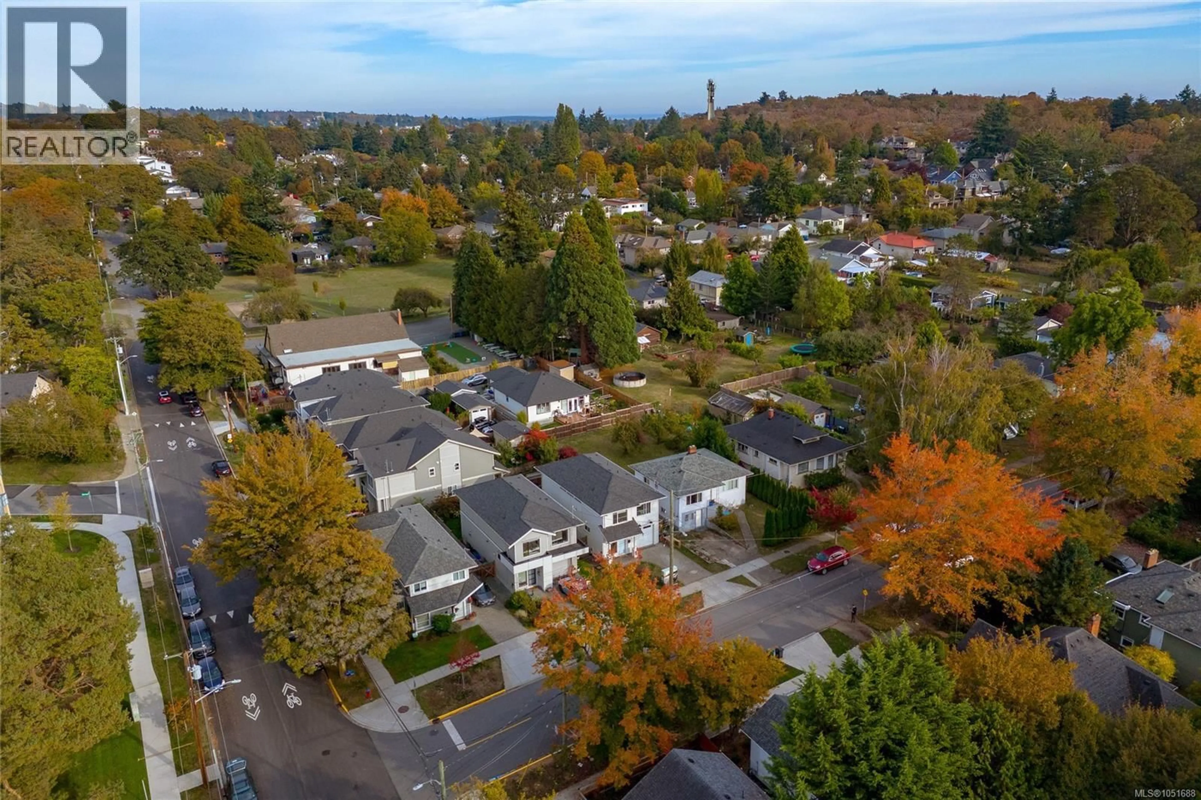 A pic from outside/outdoor area/front of a property/back of a property/a pic from drone, unknown for 3197 FIFTH STREET, Victoria British Columbia V8X1E8
