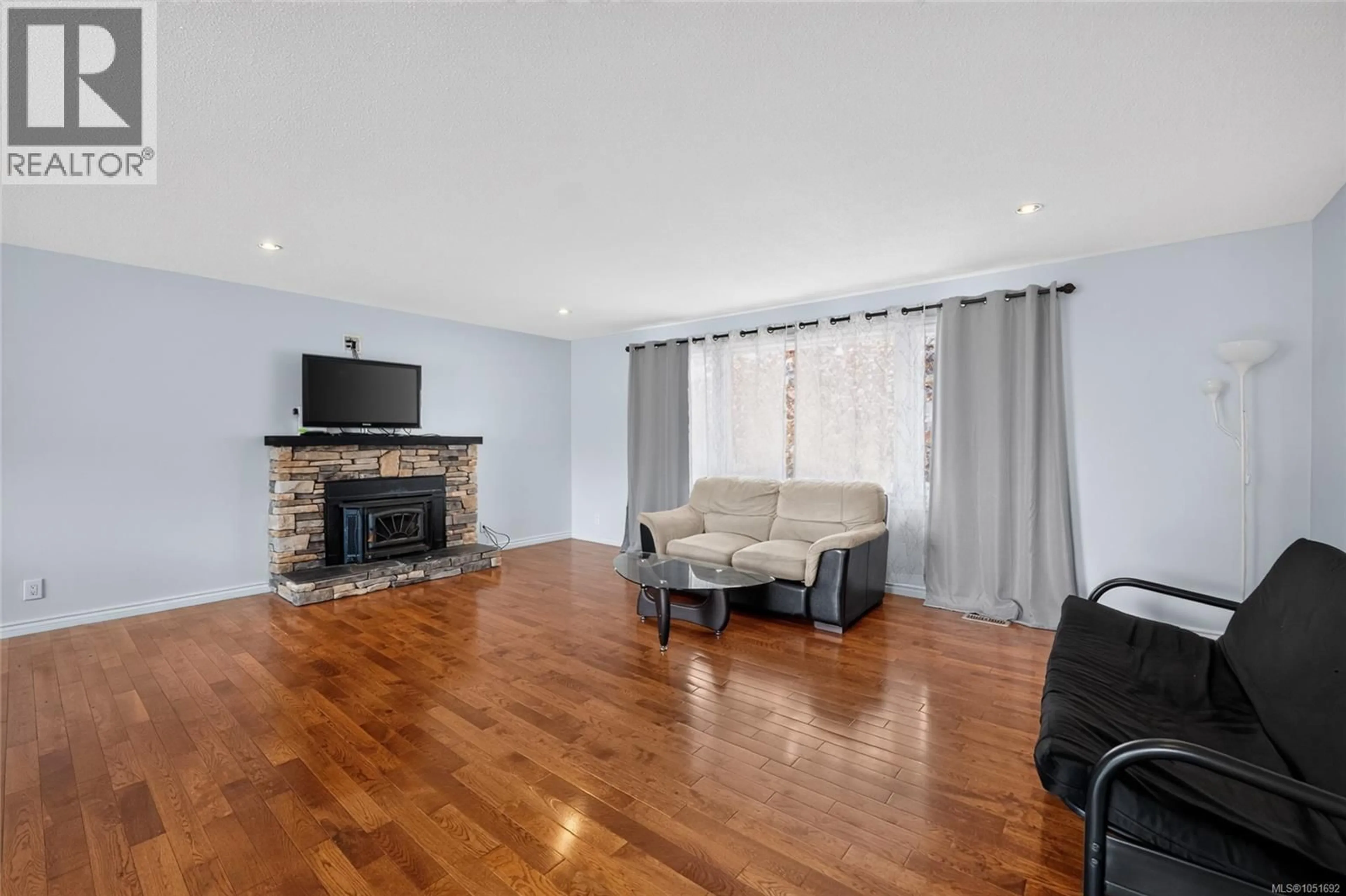 Living room with furniture, wood/laminate floor for 106 EMERY WAY, Nanaimo British Columbia V9R2A8