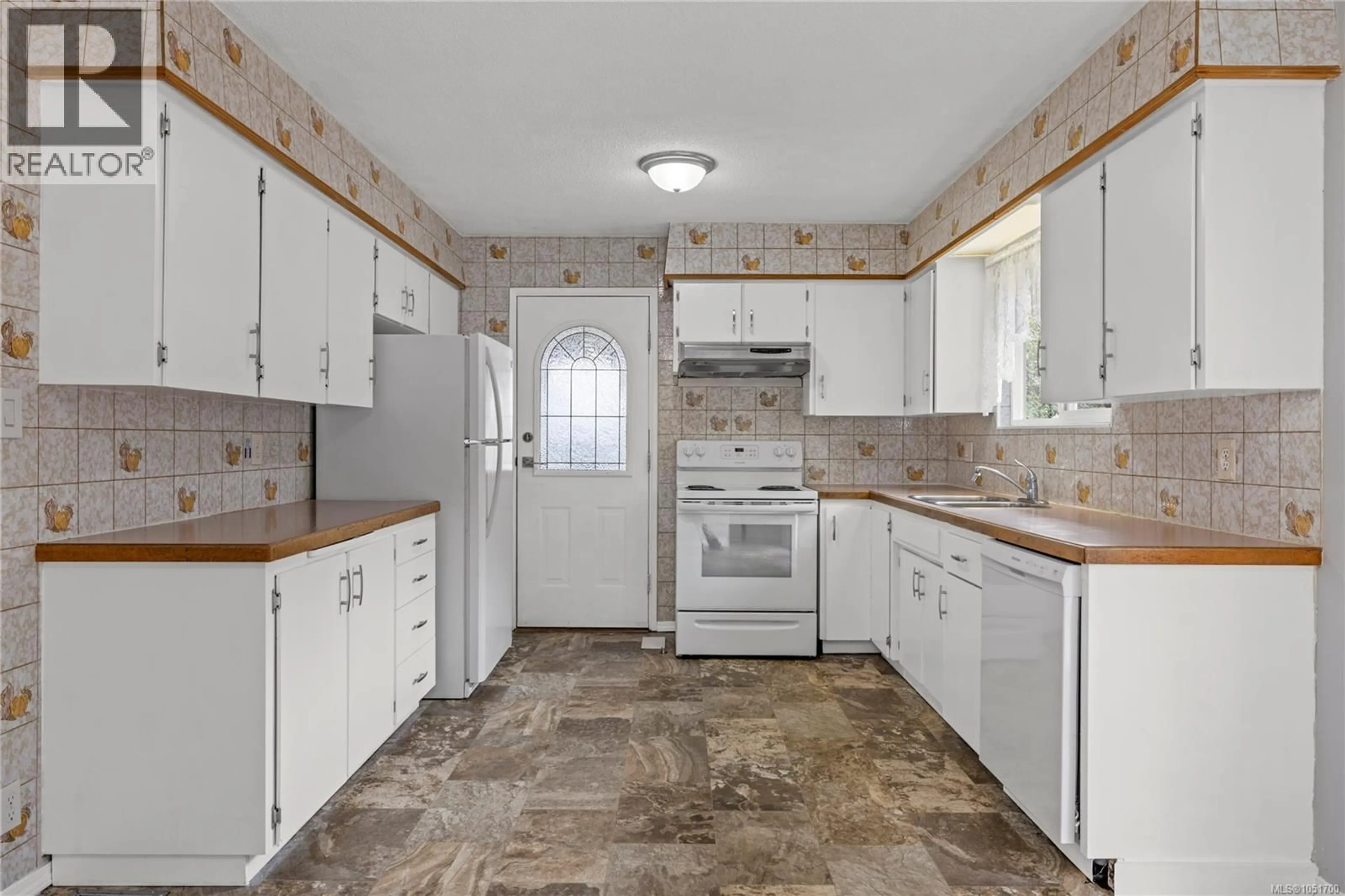 Standard kitchen, ceramic/tile floor for 555 WEBER STREET, Nanaimo British Columbia V9R5P9