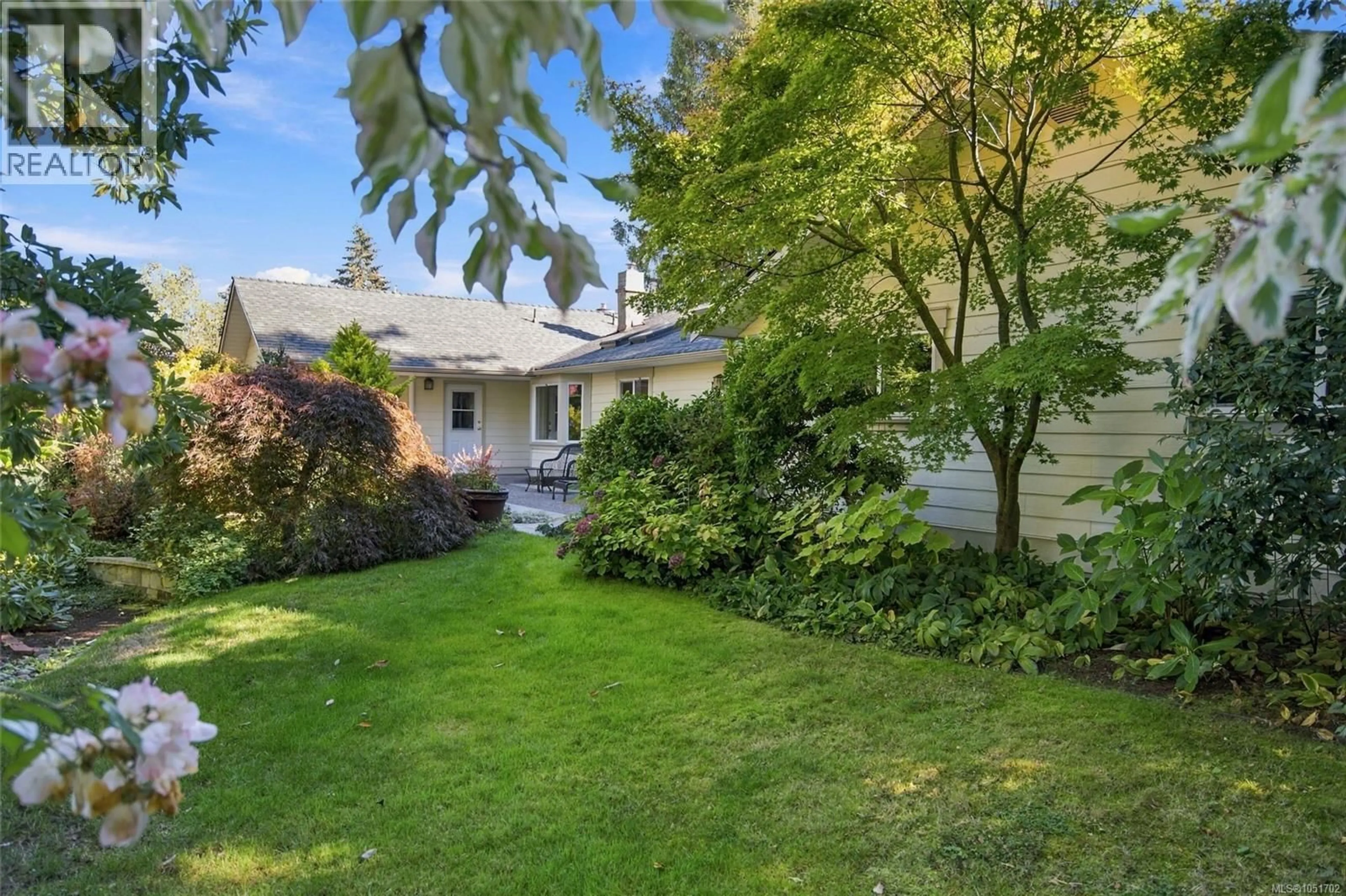 Patio, street for 1061 HARLEQUIN ROAD, Qualicum Beach British Columbia V9K1E2