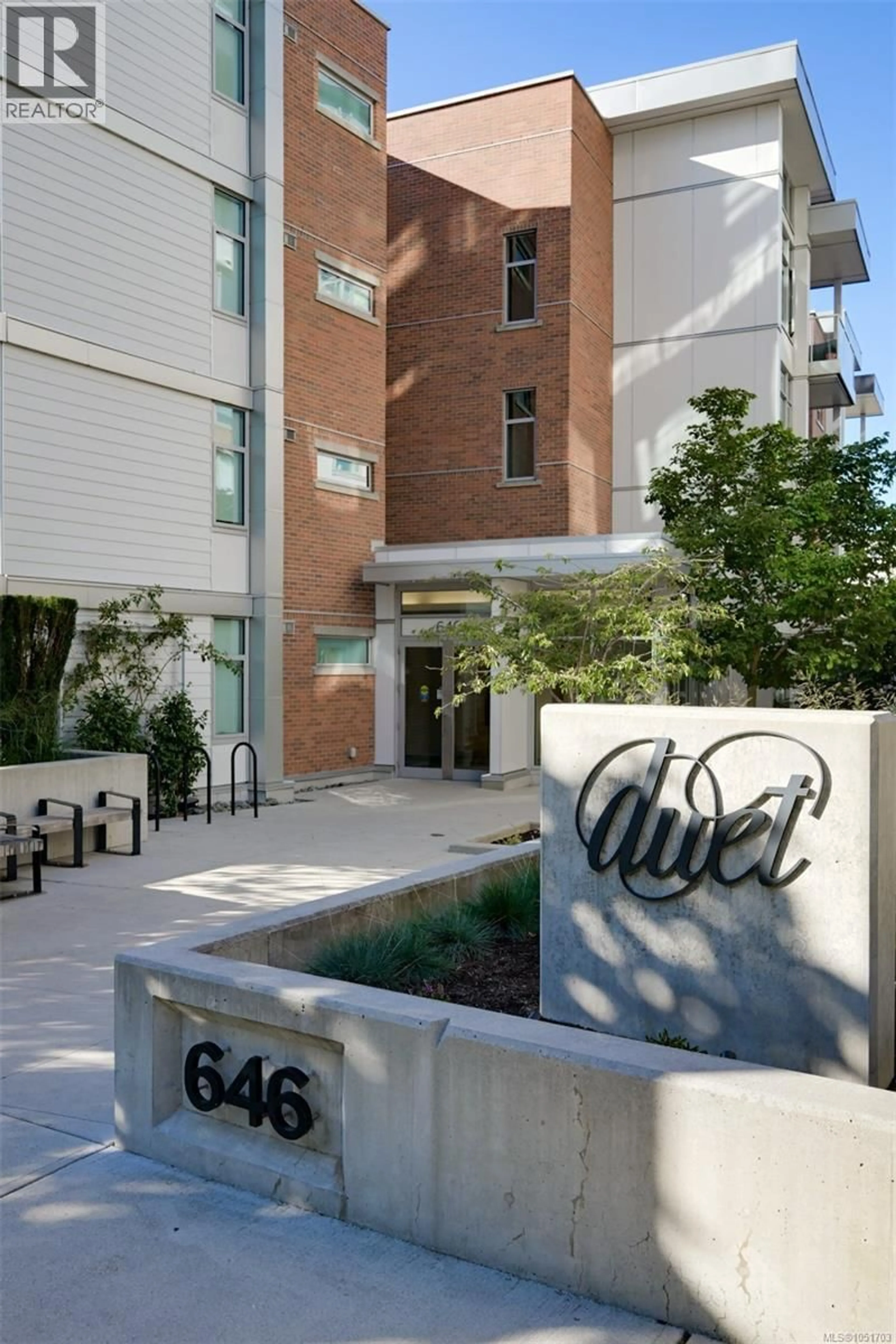 Indoor foyer for 106 - 640 MICHIGAN STREET, Victoria British Columbia V8V0B7