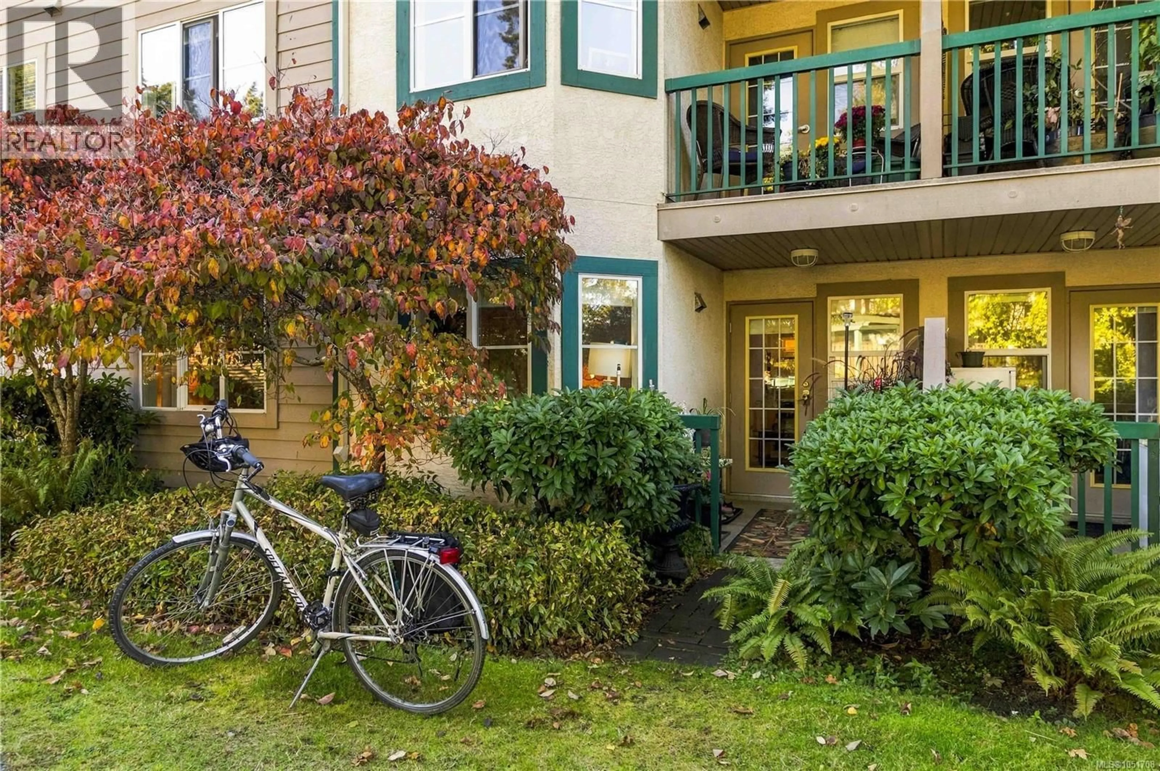 Patio, street for 105 - 290 ISLAND HIGHWAY, View Royal British Columbia V9B1G5