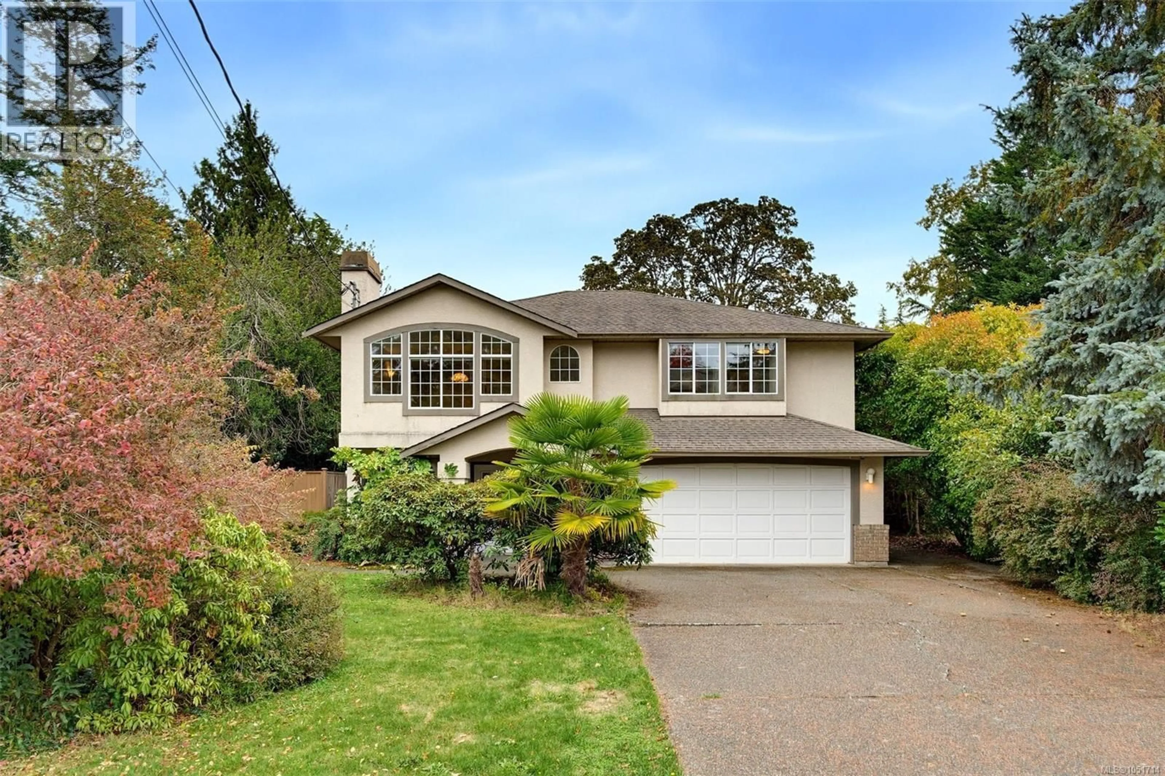 Home with vinyl exterior material, street for 975 ANNIE STREET, Saanich British Columbia V8X3G1