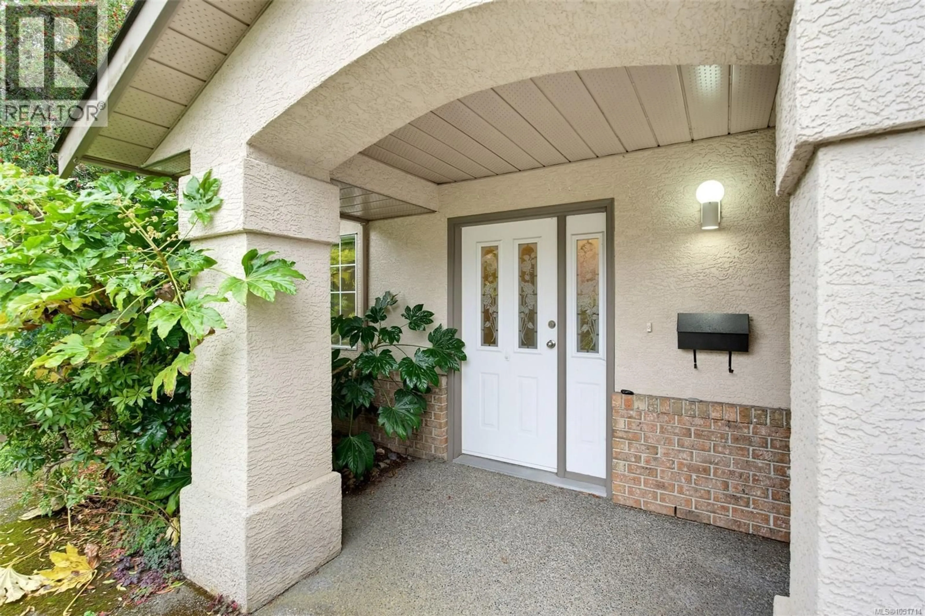 Indoor entryway for 975 ANNIE STREET, Saanich British Columbia V8X3G1