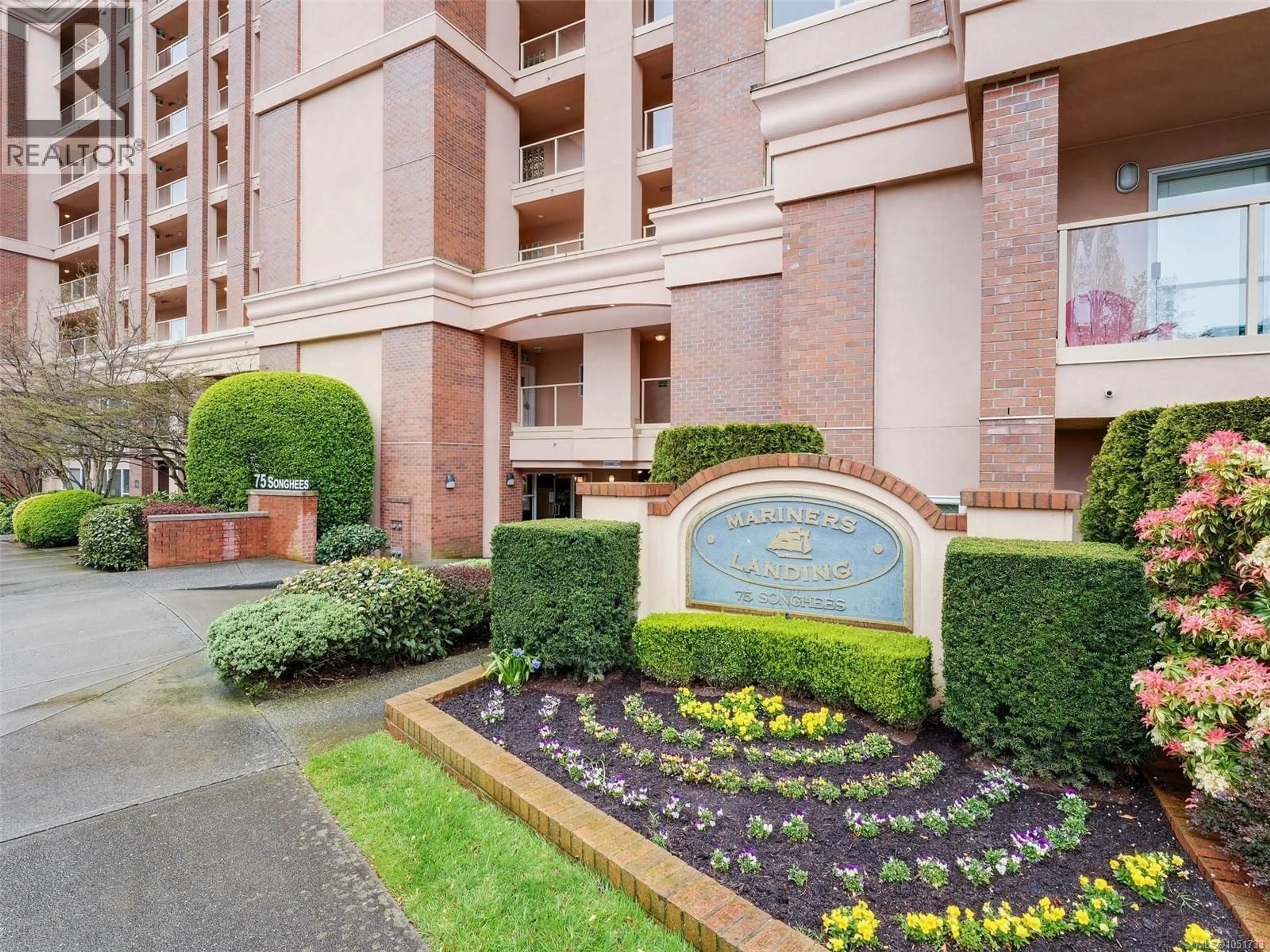 Indoor foyer for 104 - 75 SONGHEES ROAD, Victoria British Columbia V9A7M5