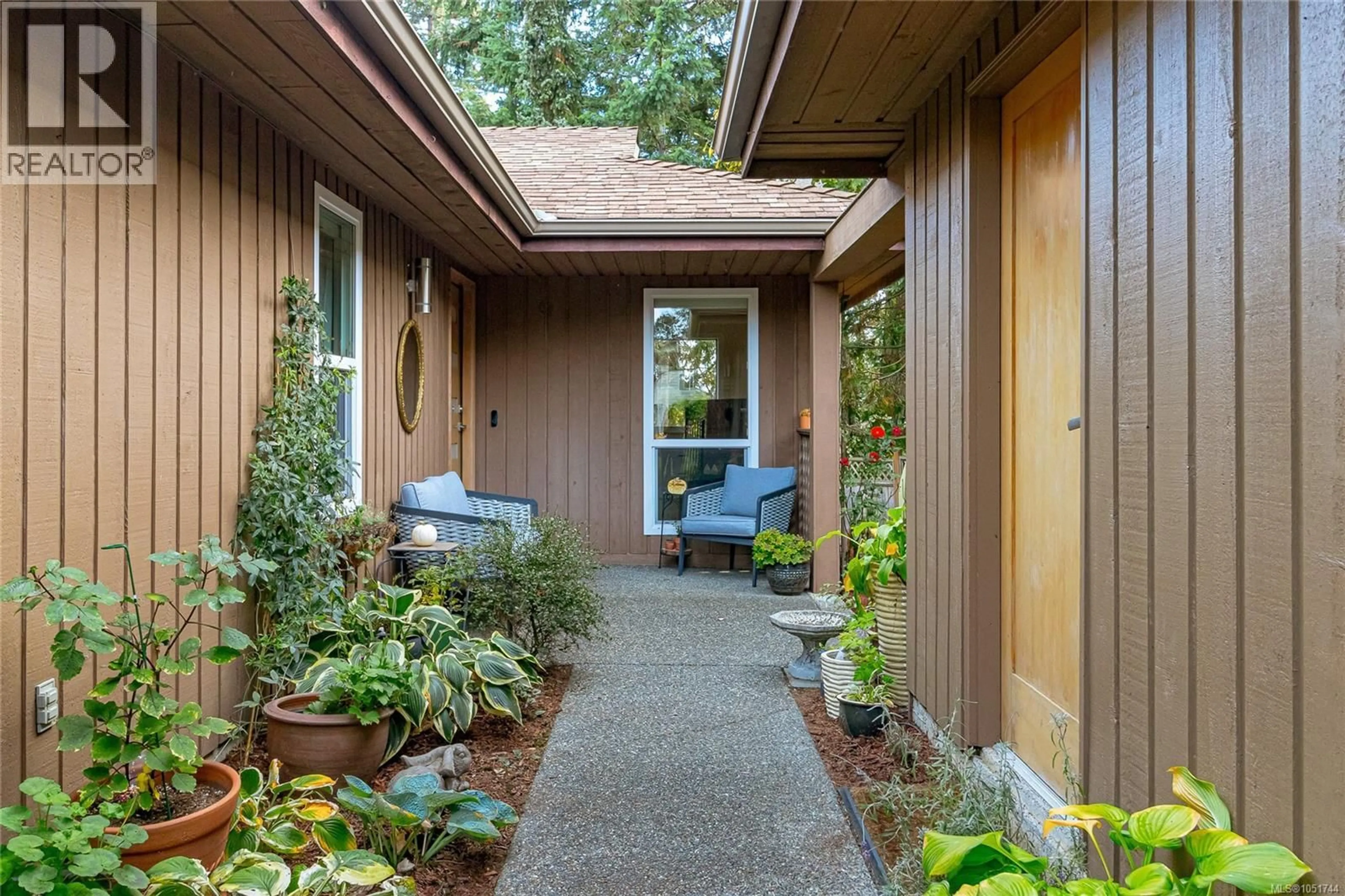 Patio, street for 4413 STROM NESS PLACE, Saanich British Columbia V8Z6S7