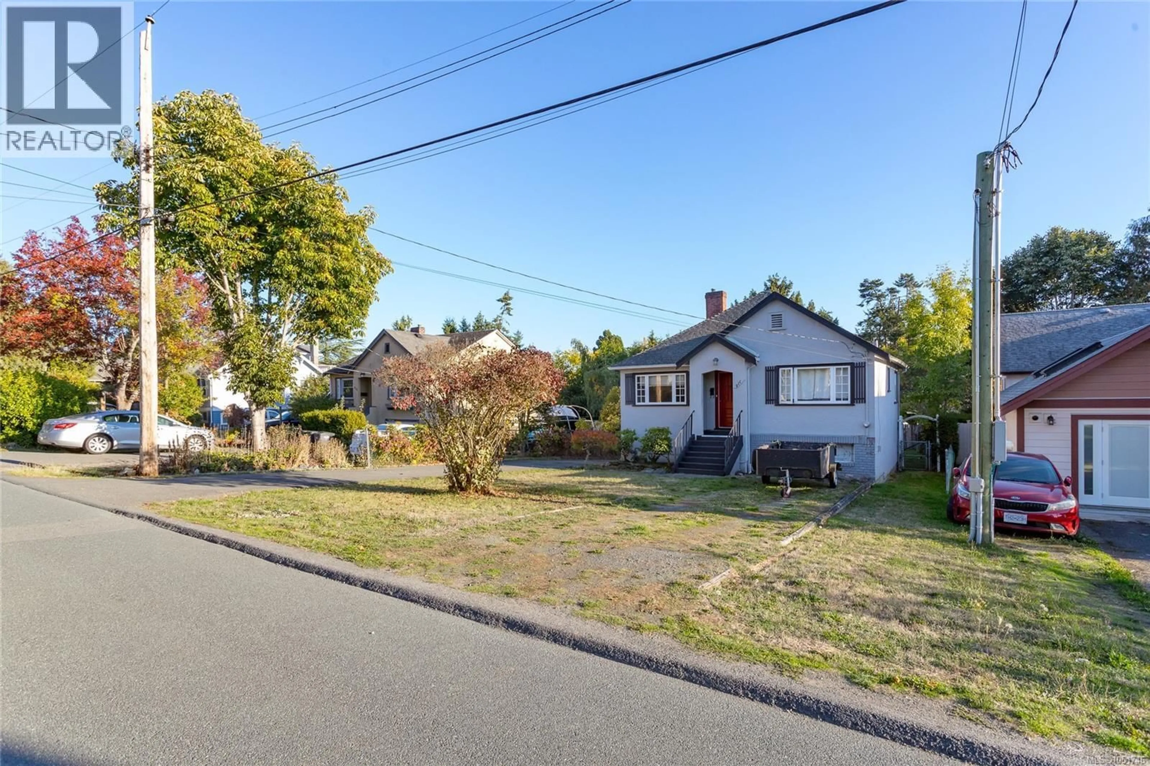 A pic from outside/outdoor area/front of a property/back of a property/a pic from drone, street for 911 DARWIN AVENUE, Saanich British Columbia V8X2X8