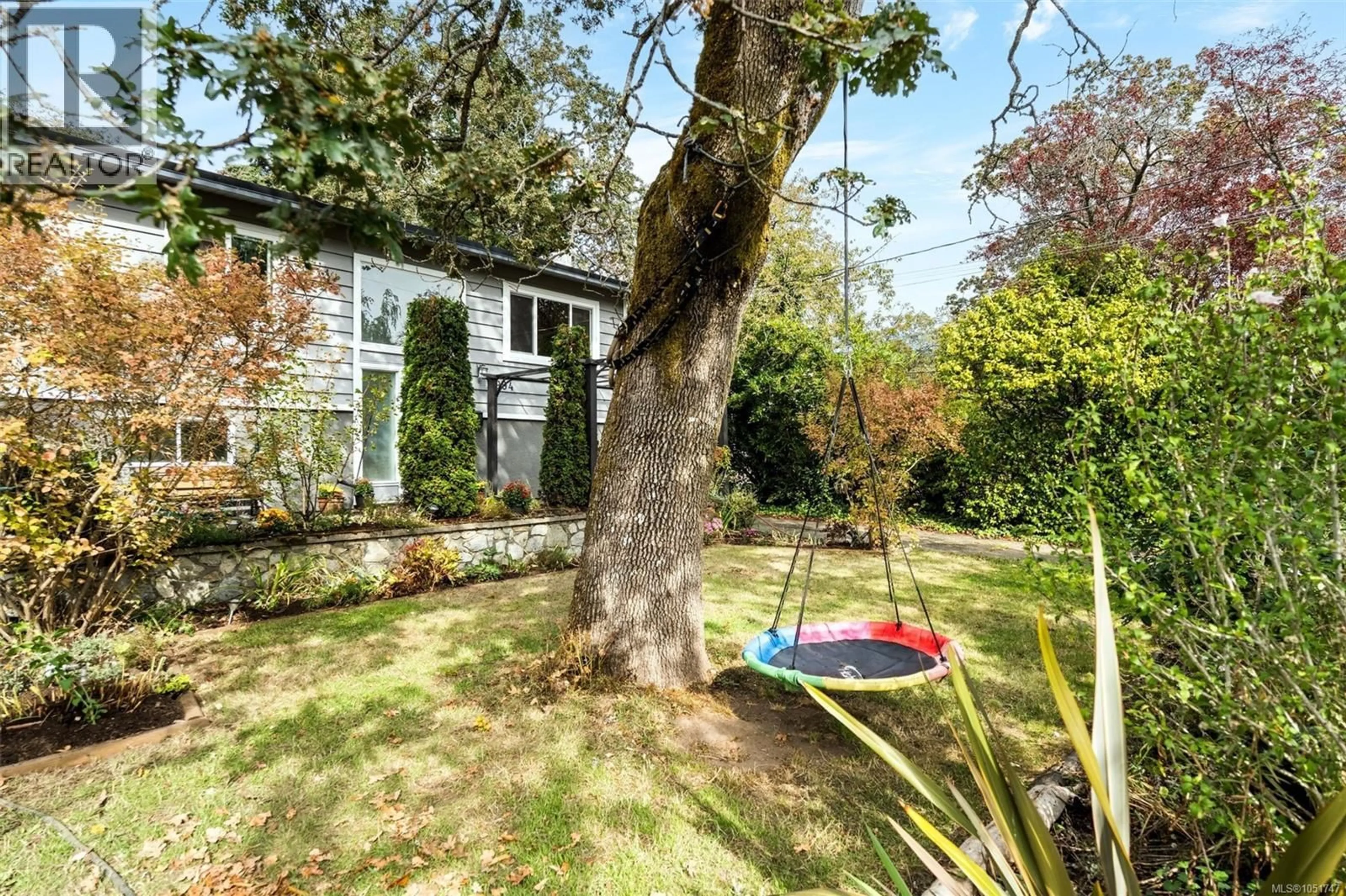 A pic from outside/outdoor area/front of a property/back of a property/a pic from drone, unknown for 994 RIDGEWAY STREET, Saanich British Columbia V8X3C4