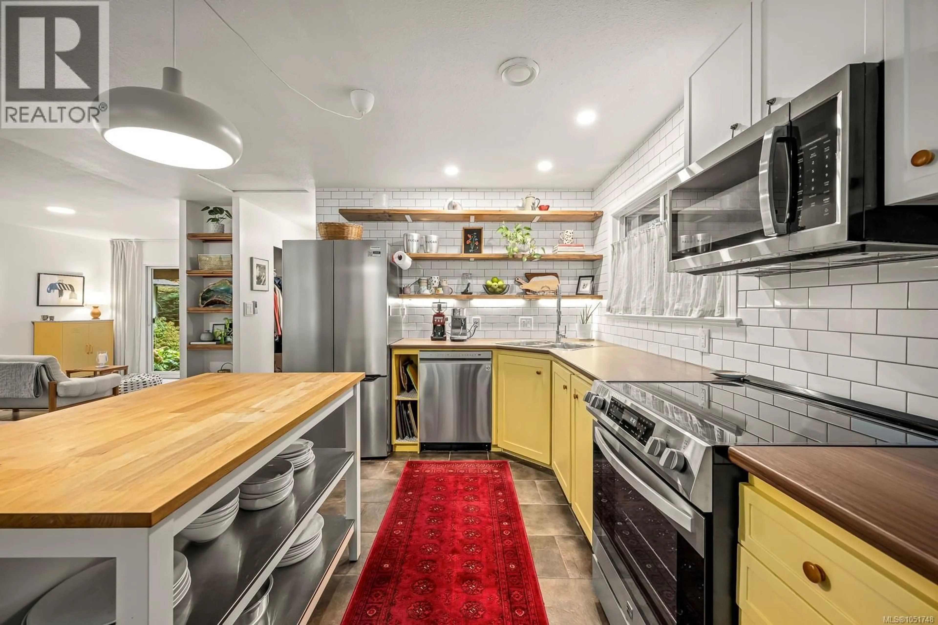 Open concept kitchen, unknown for 1972 GREENWOOD CRESCENT, Comox British Columbia V9M4B1