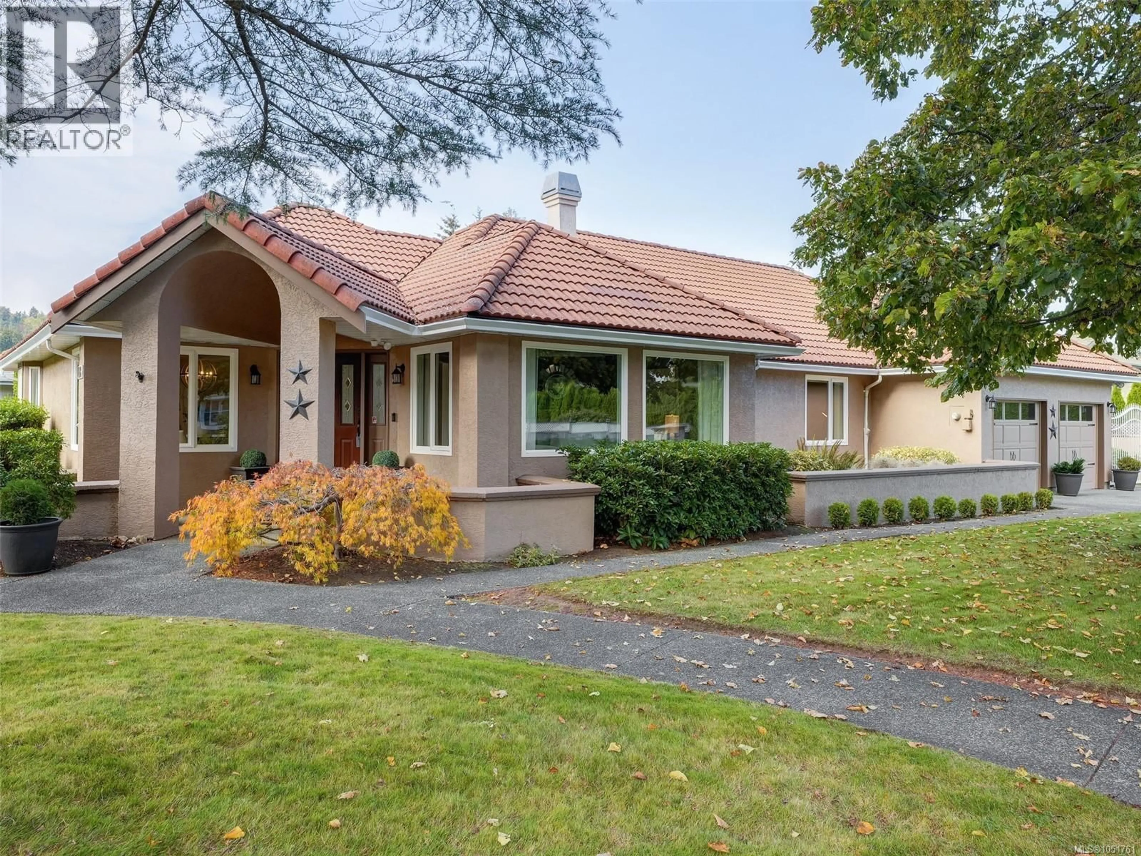 Home with vinyl exterior material, street for 1198 STONINGTON PLACE, Saanich British Columbia V8Y3B8