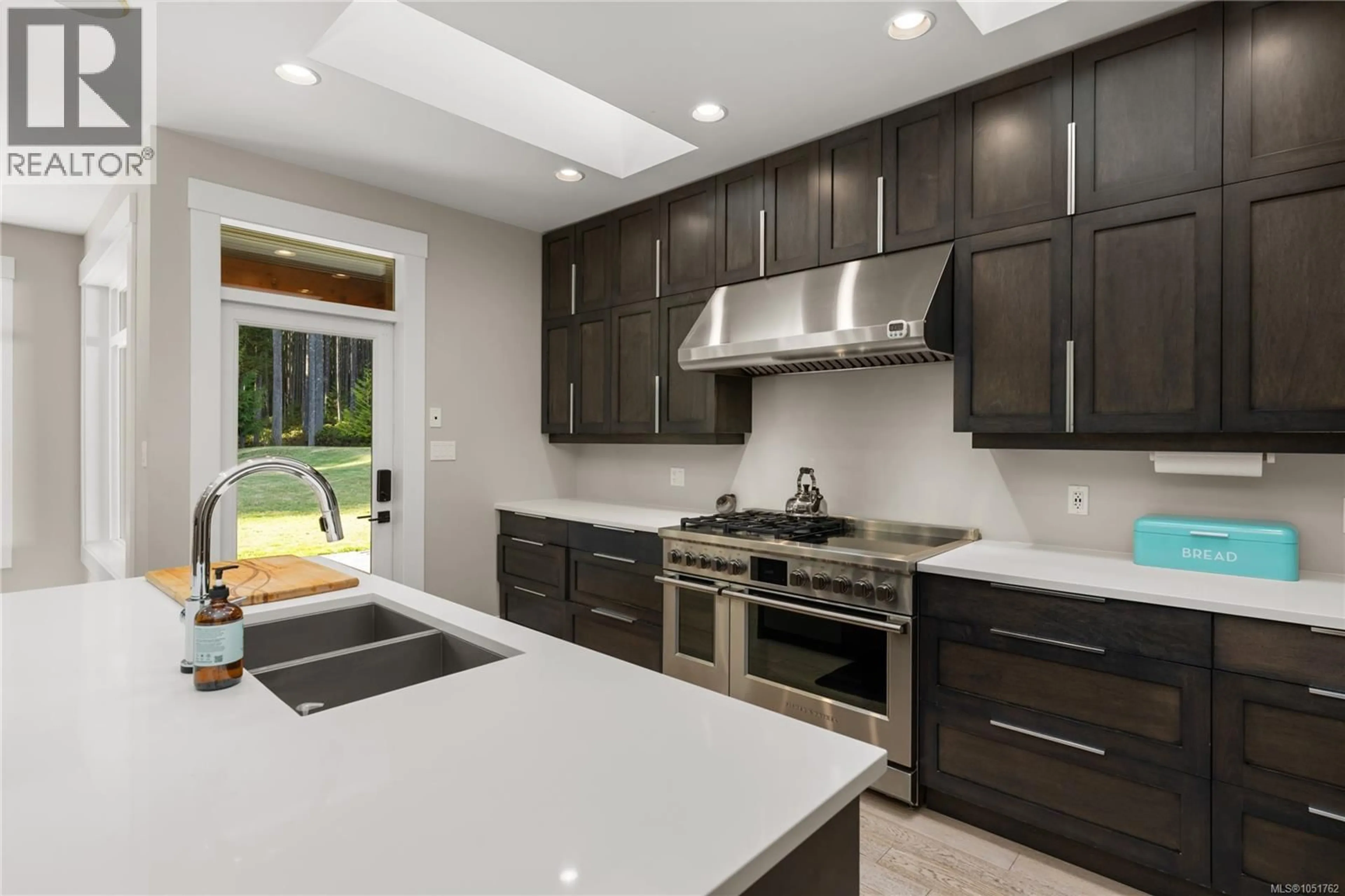 Contemporary kitchen, unknown for 3349 CREEKSIDE PLACE, Nanaimo British Columbia V9R7C7