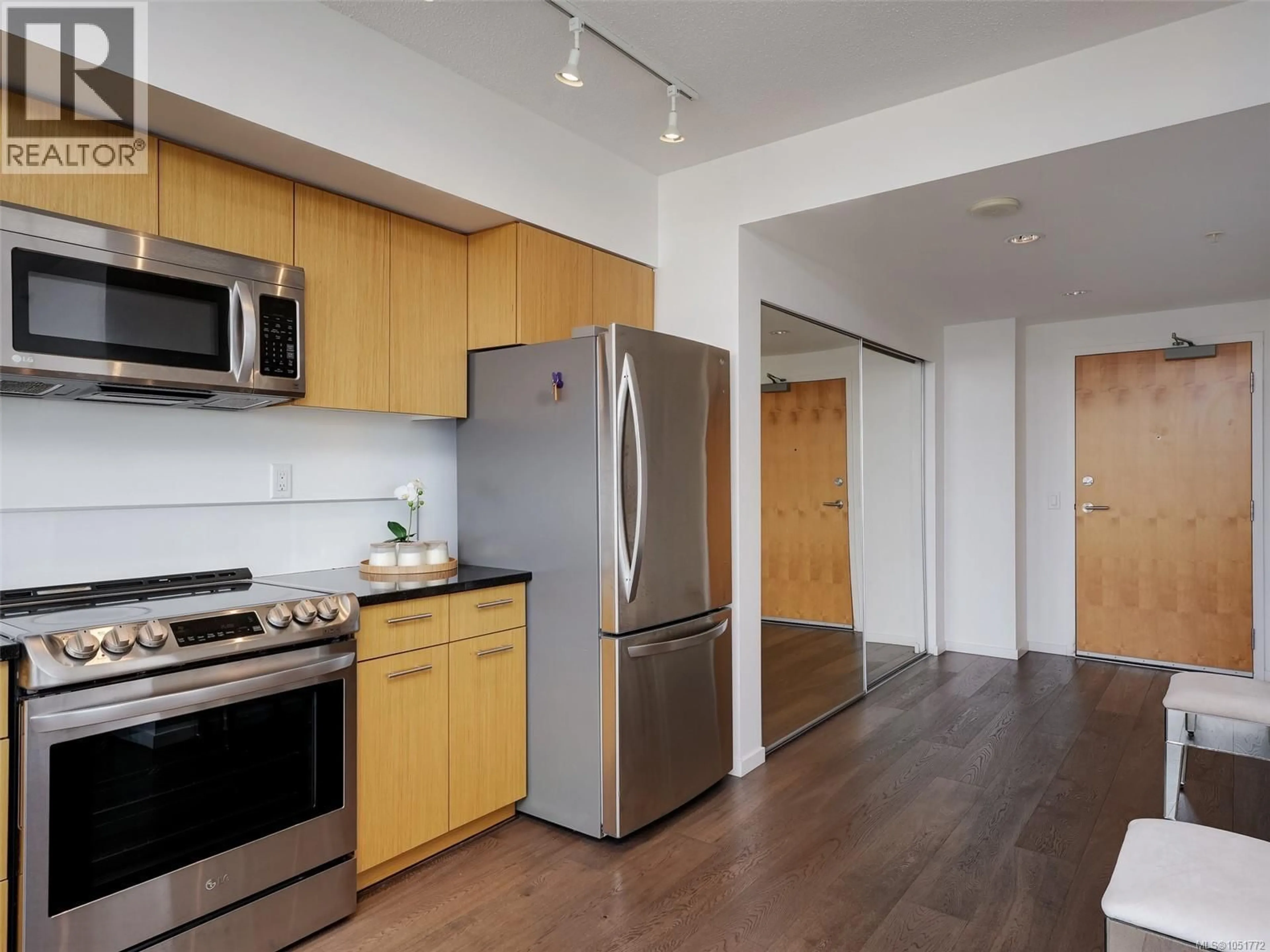 Standard kitchen, wood/laminate floor for 1106 - 834 JOHNSON STREET, Victoria British Columbia V8W1N3
